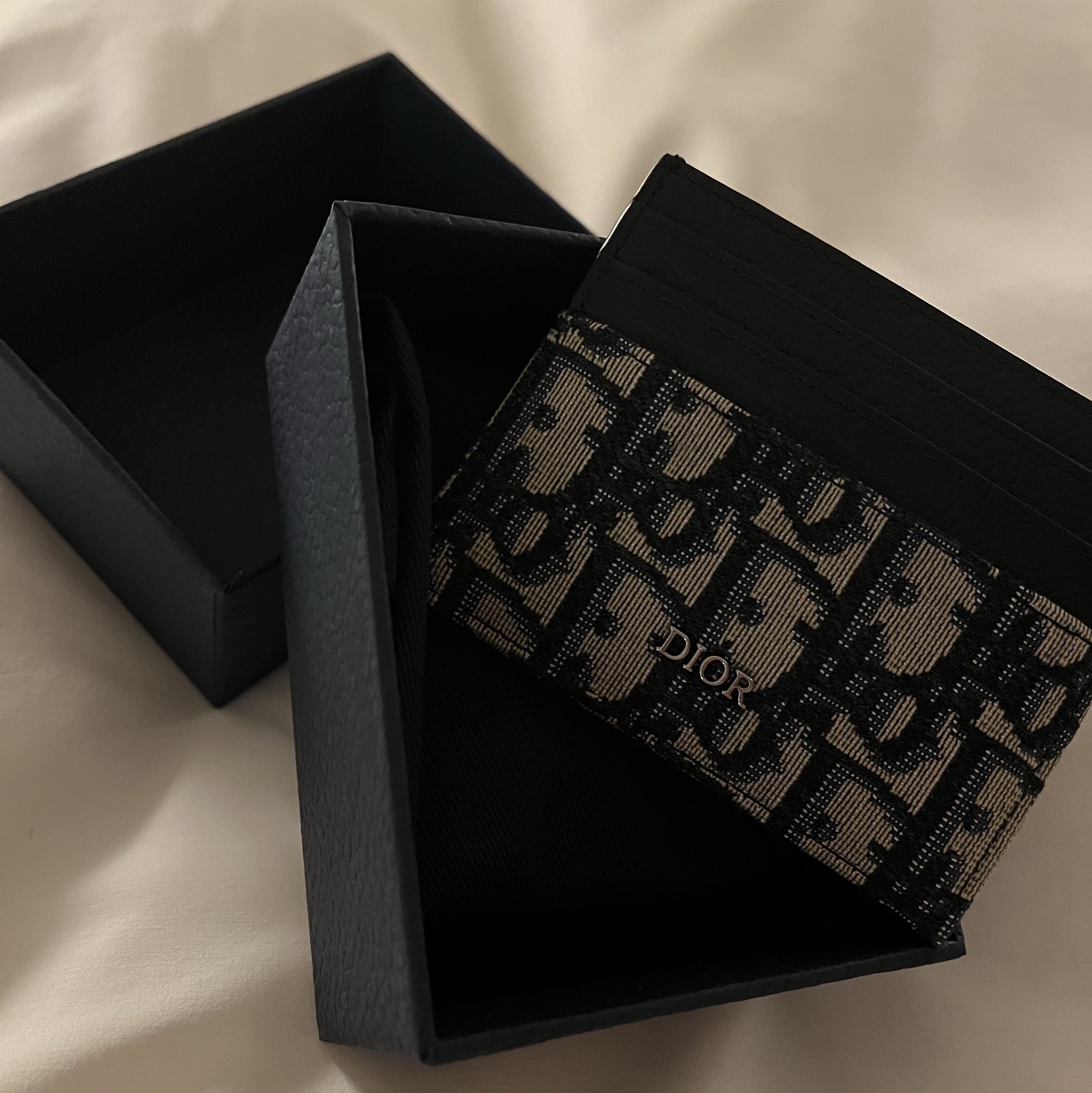 Dior Card Holder Beige & Black Dior Oblique Jacquard 착용 스타일