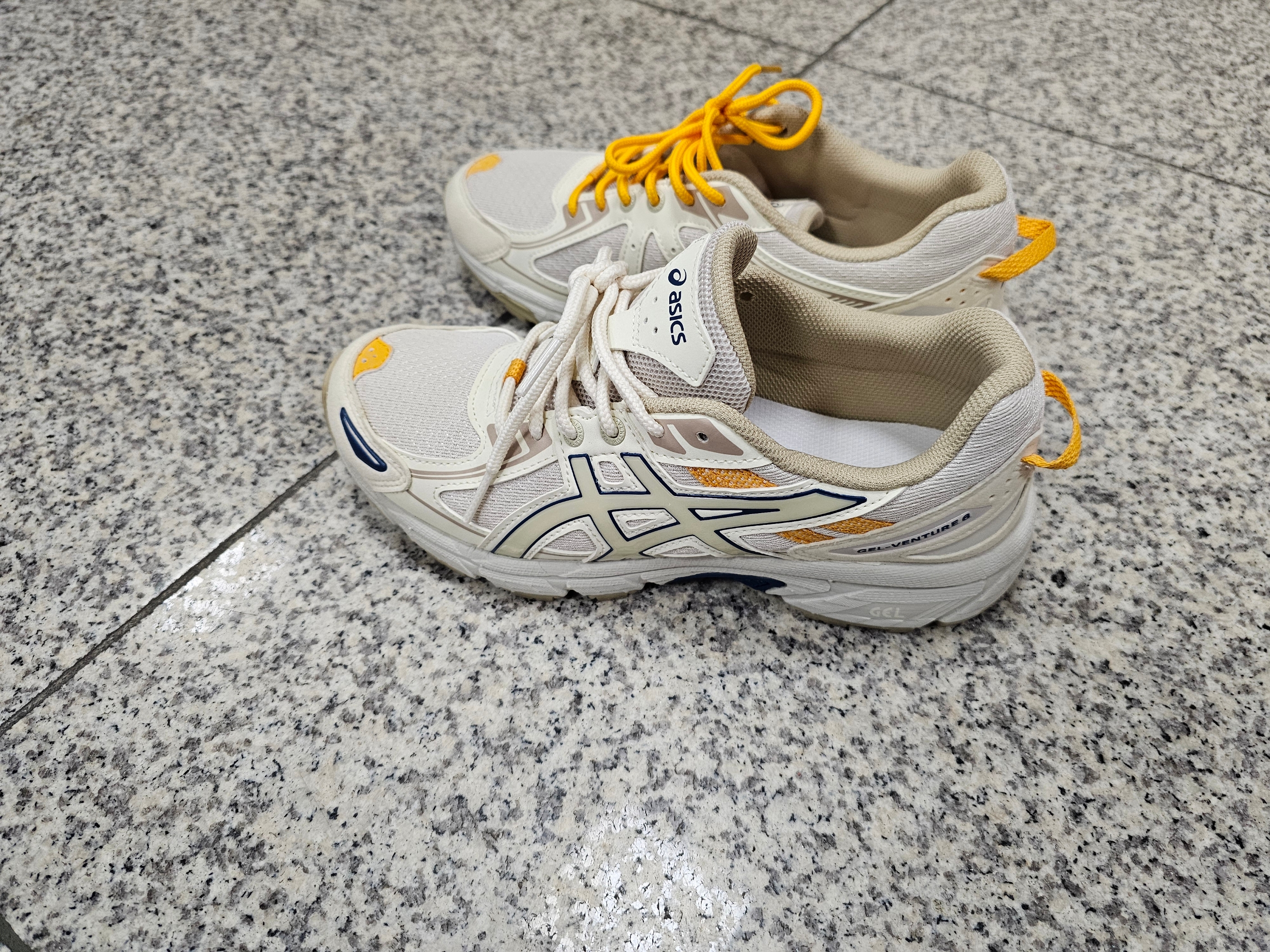 Asics Gel-Venture 6 SPS Smoke Grey Birch 착용 스타일 - 1
