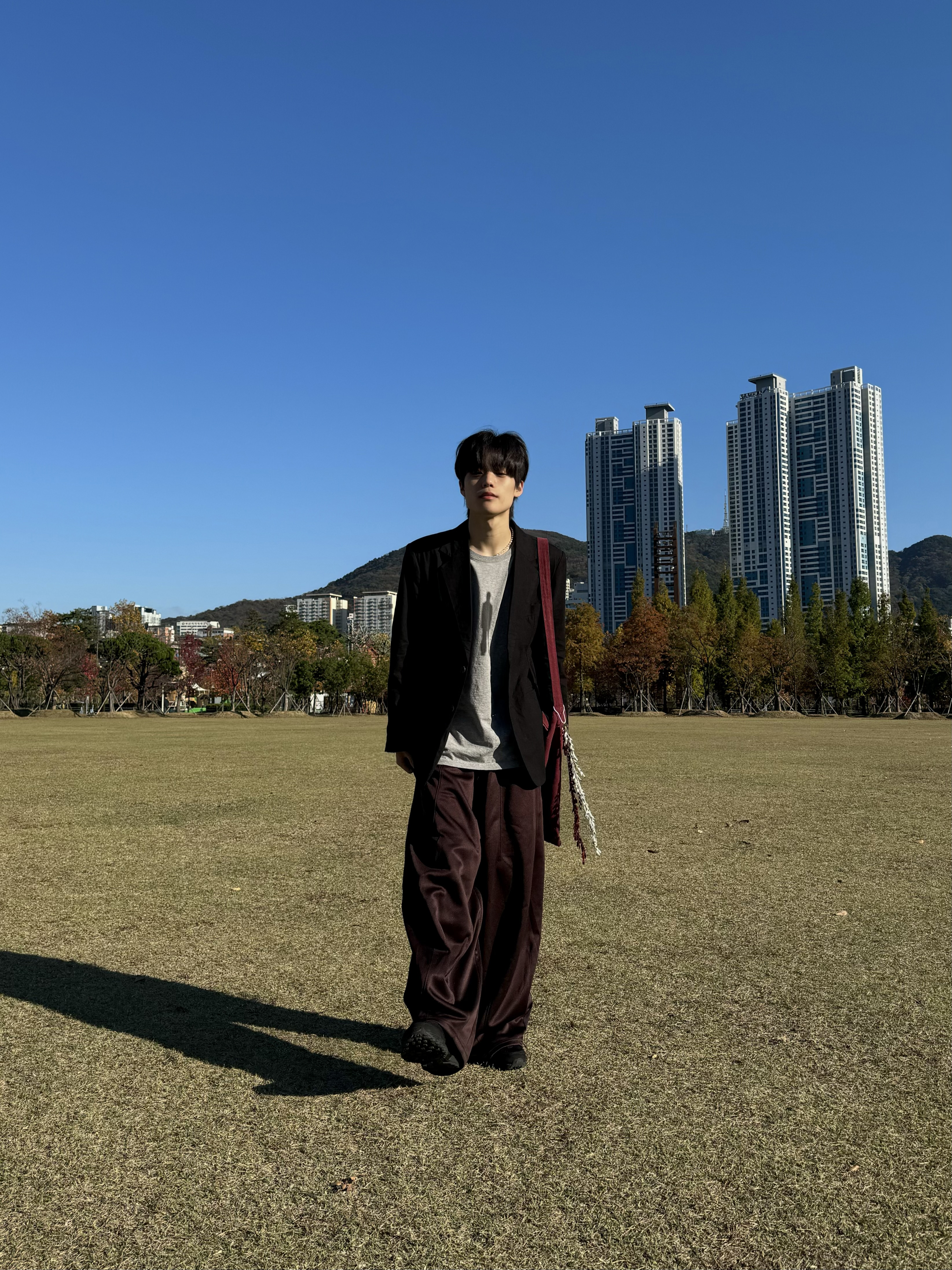 [KREAM 단독] ADSB Andersson Bell Sauvage Cotton Cardigan Green, Oakley Factory Team x Brain Dead Ostrich Chop Saw Mule Maroon Espresso 착용 스타일 - 3