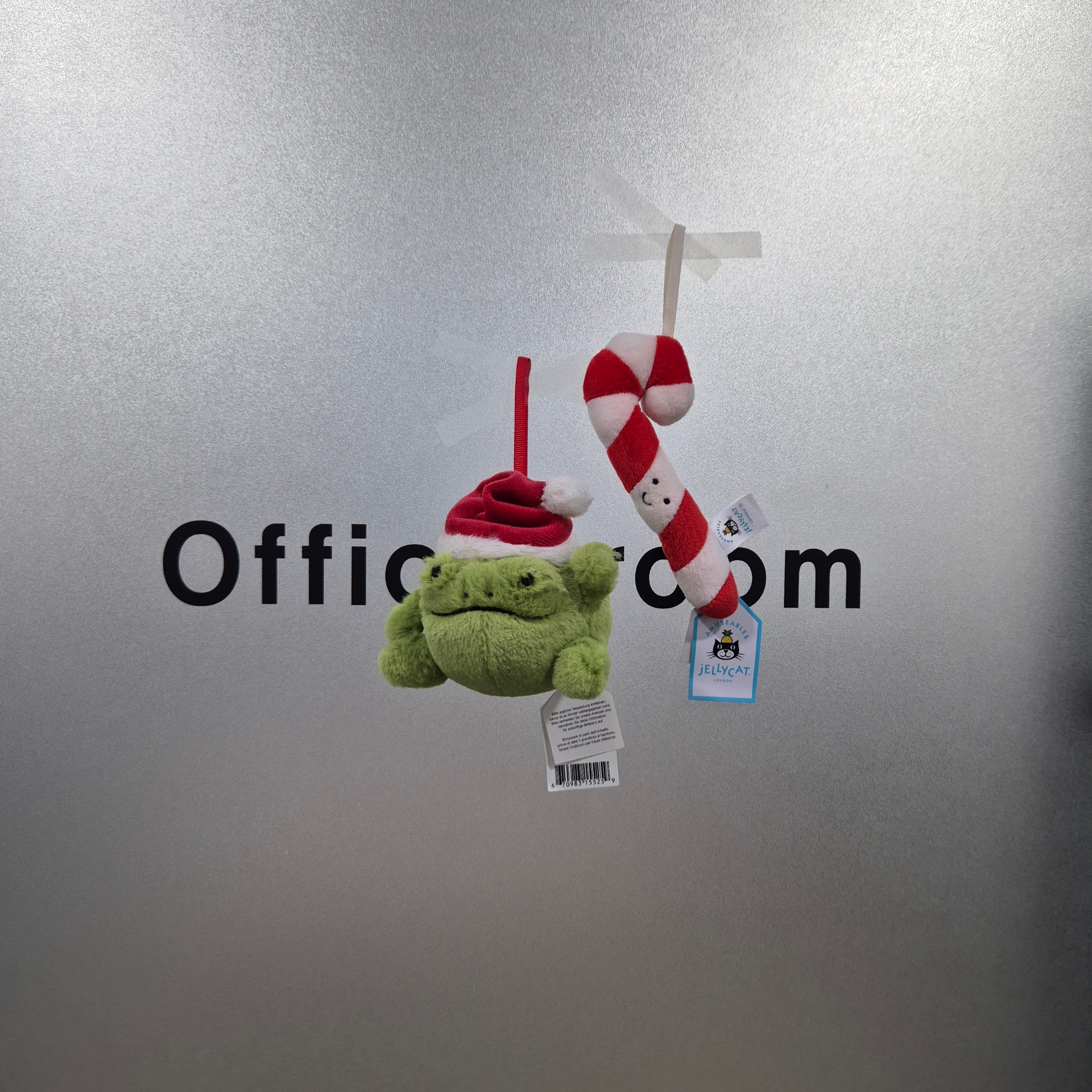 Jellycat Ricky Rain Frog Decoration Green, Jellycat Festive Folly Candy Cane Red White 착용 스타일