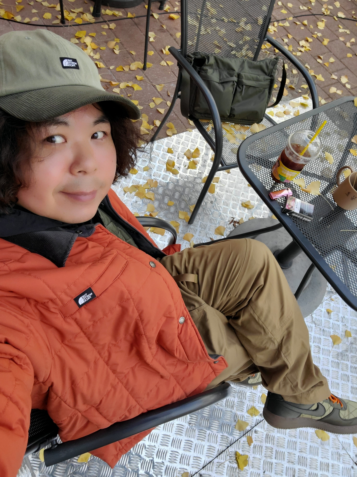 Uniqlo Multi Pocket Shoulder Bag Olive, Nike Air Force 1 '07 PRM Quilted Satin Pack Cargo Khaki 착용 스타일 - 1