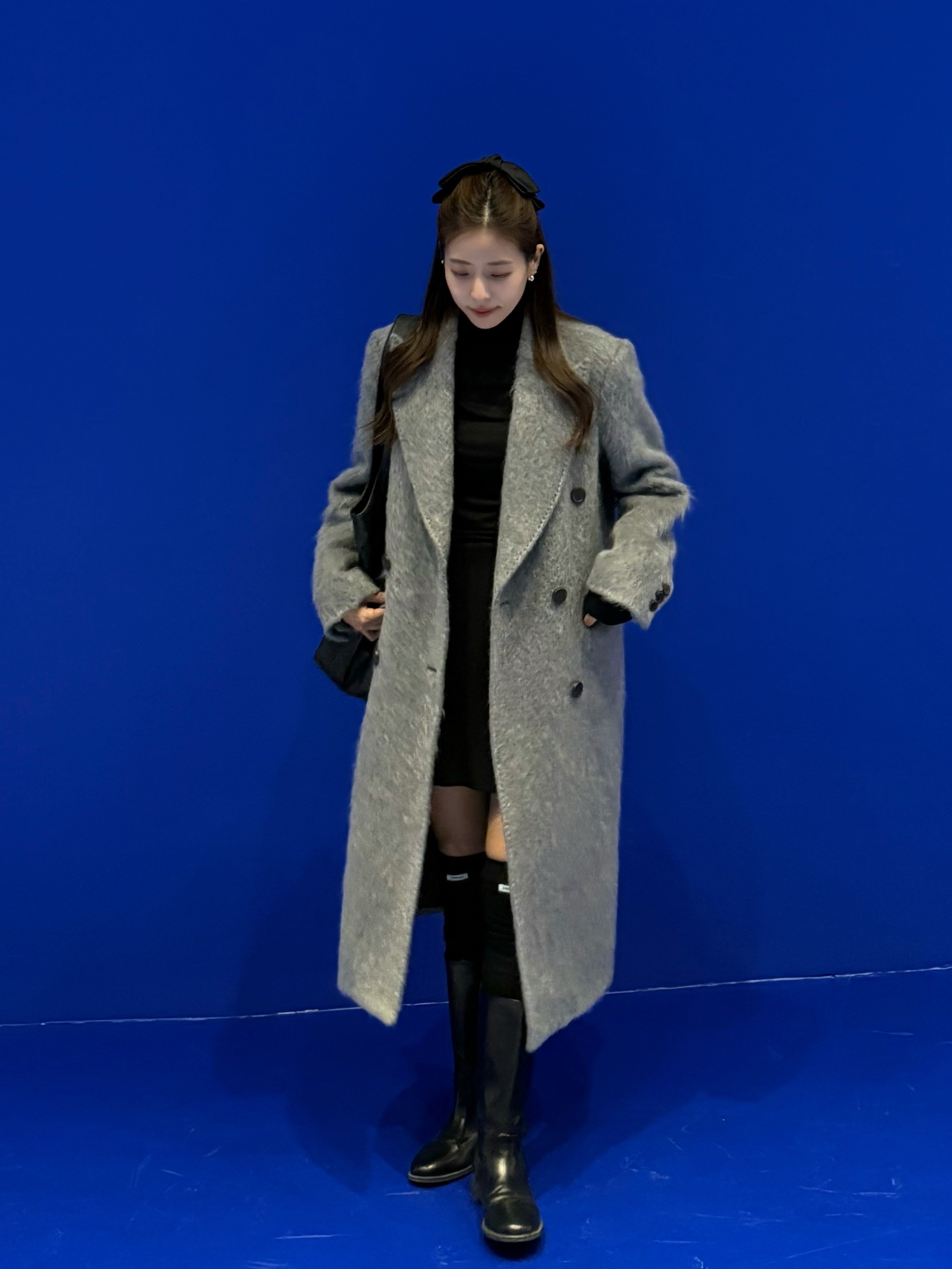 (W) Our Legacy DB Coat Wishkah Grey Hairy Alpaca, A.P.C. Ninon Tote Bag Black 착용 스타일 - 1