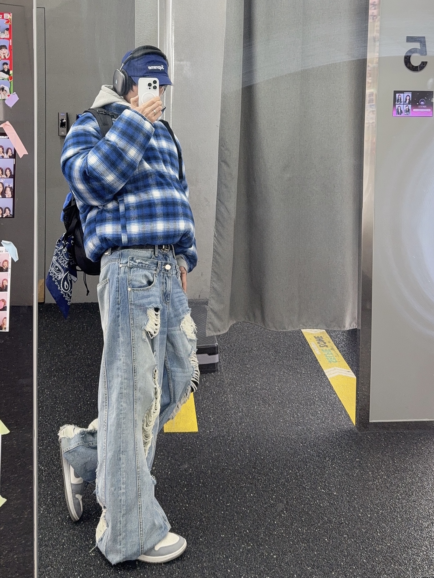(W) Jordan 1 Mid Sail Stealth, Supreme Flannel Reversible Puffer Jacket Grey - 22FW 착용 스타일 - 4