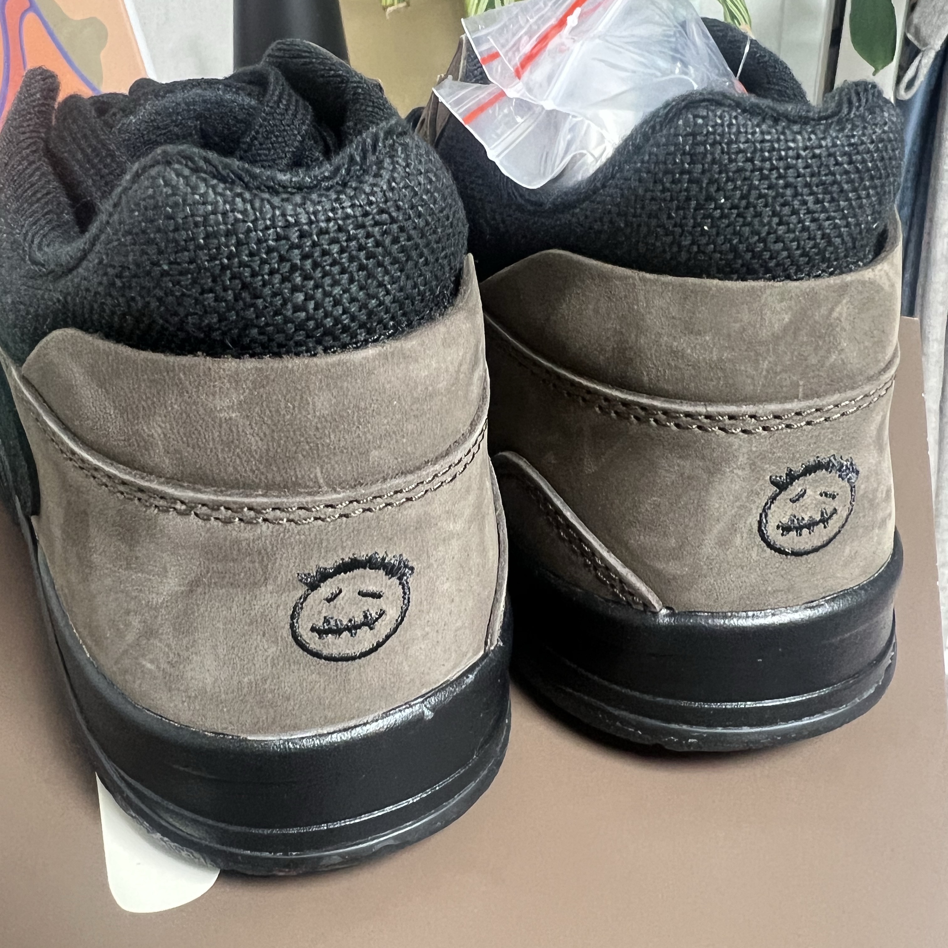 Jordan x Travis Scott Jumpman Jack TR Black and Dark Mocha 착용 스타일 - 3