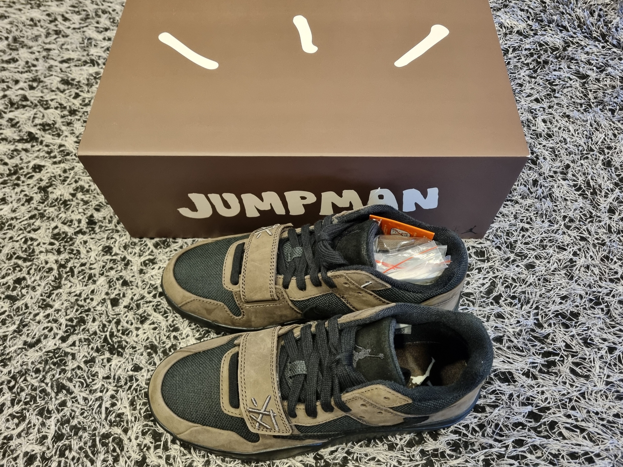 Jordan x Travis Scott Jumpman Jack TR Black and Dark Mocha 착용 스타일 - 7