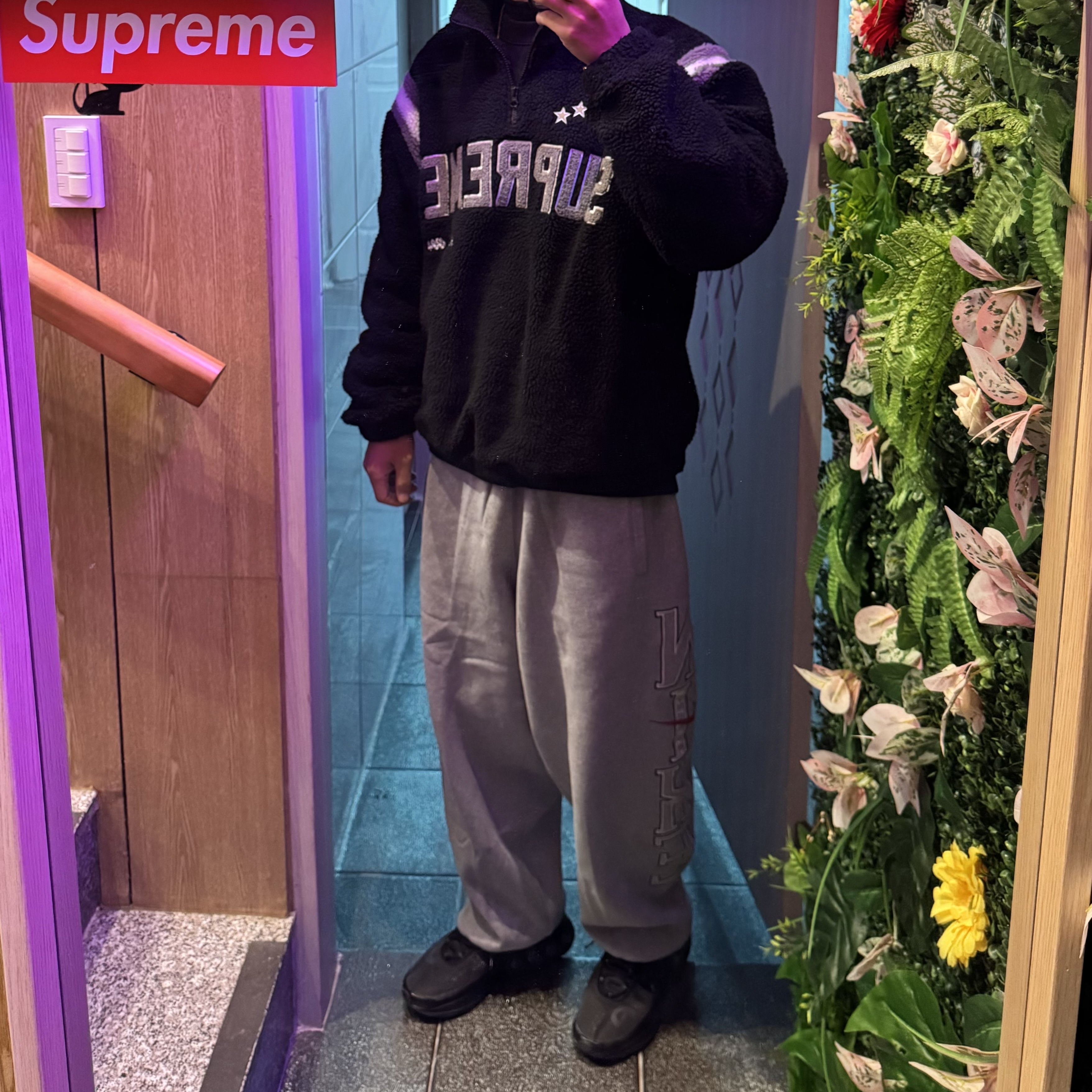 Supreme Arc Half Zip Fleece Pullover Black - 23FW, Supreme x Nike Sweatpant Heather Grey - 24SS 착용 스타일 - 1