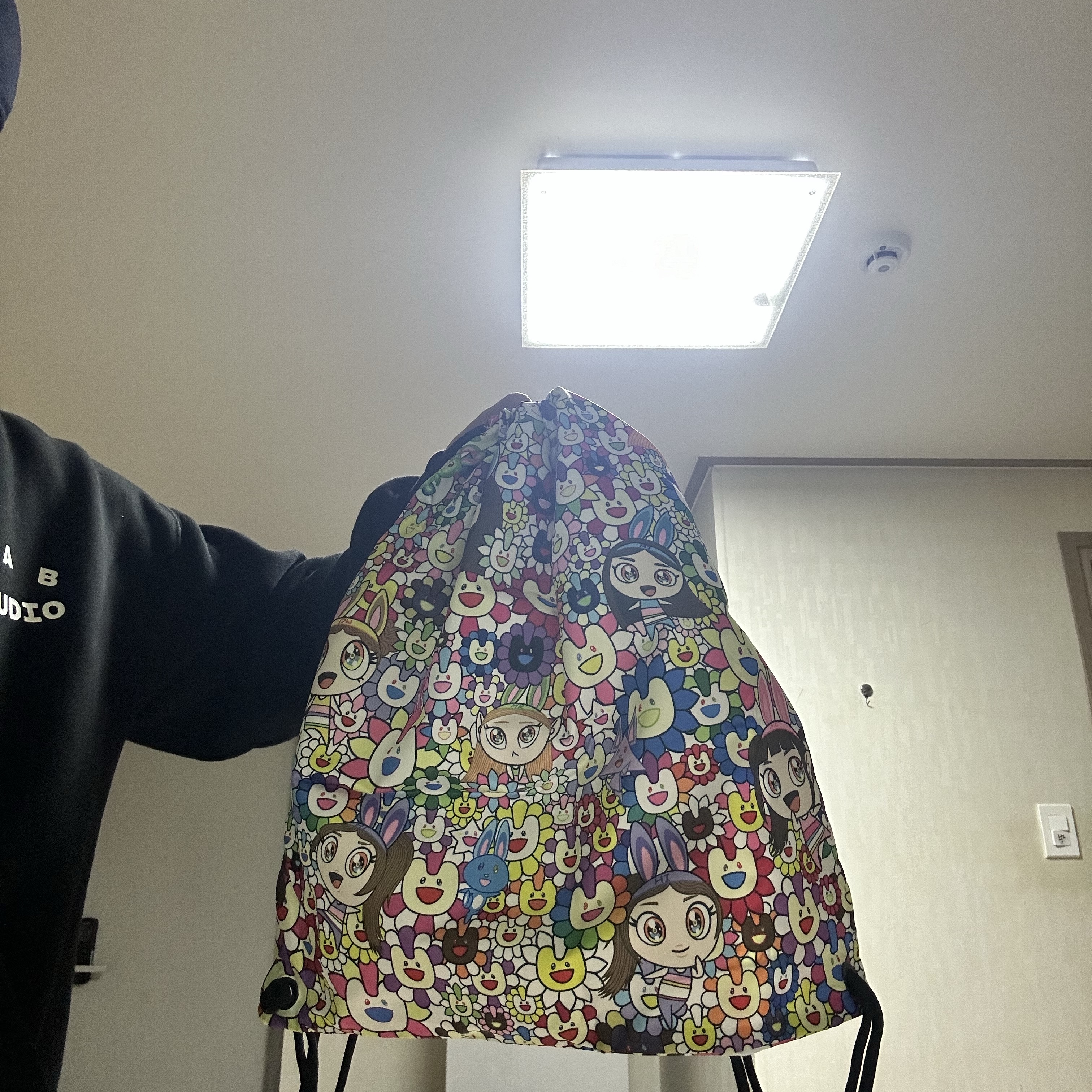 NewJeans Supernatural NJ x Murakami Drawstring Bag Ver., IAB Studio Hoodie Black 착용 스타일 - 2