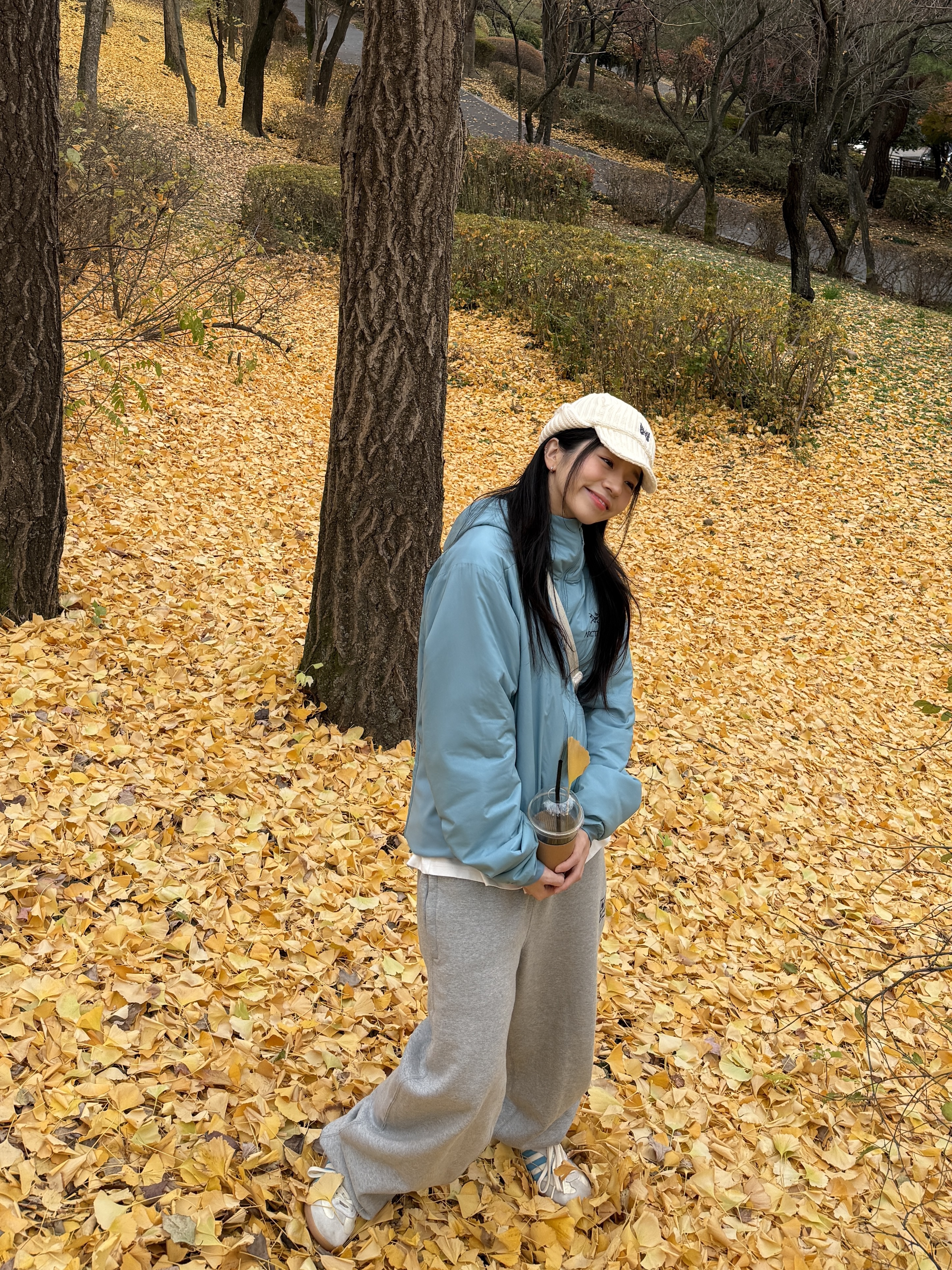 Adidas x Sporty & Rich Samba Cream Blue, Arc'teryx Atom LT Hoody Solace 착용 스타일 - 2