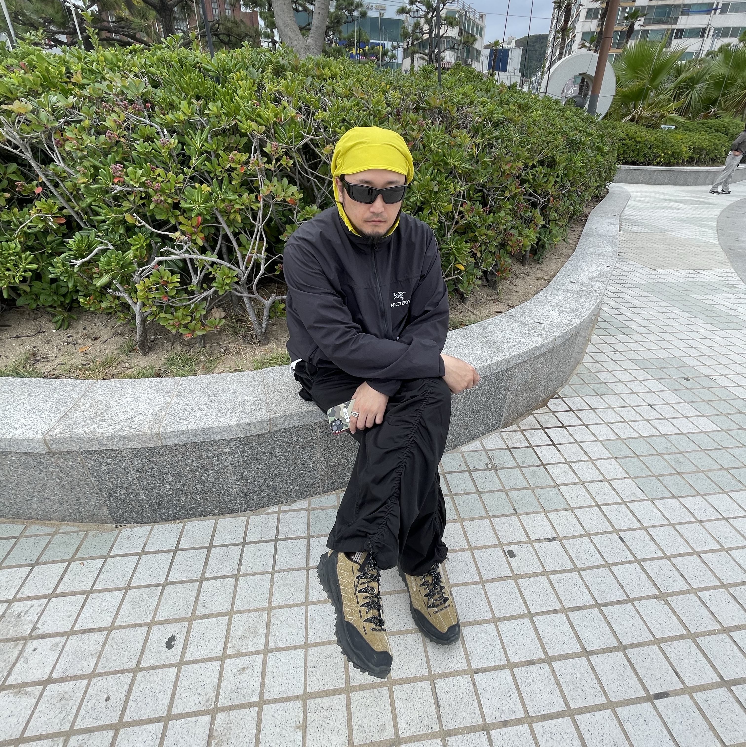 Arc'teryx Atom Jacket Black, Arc'teryx Squamish Hoody Lampyre 착용 스타일 - 1