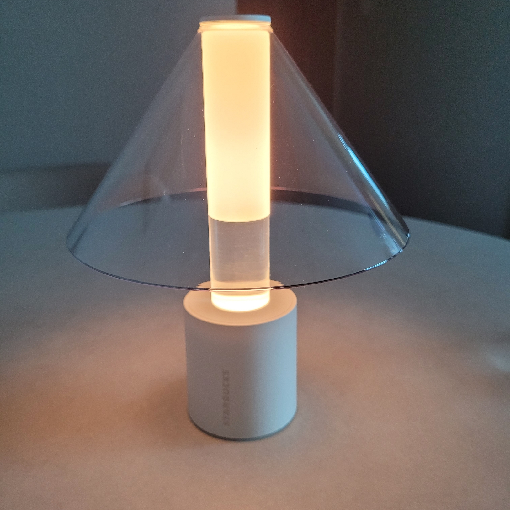 Starbucks x Bonakia Portable Lamp K White 착용 스타일