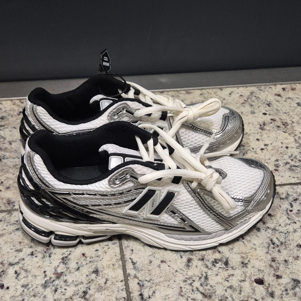 New Balance 1906R Silver Metallic Black 착용 스타일 - 1