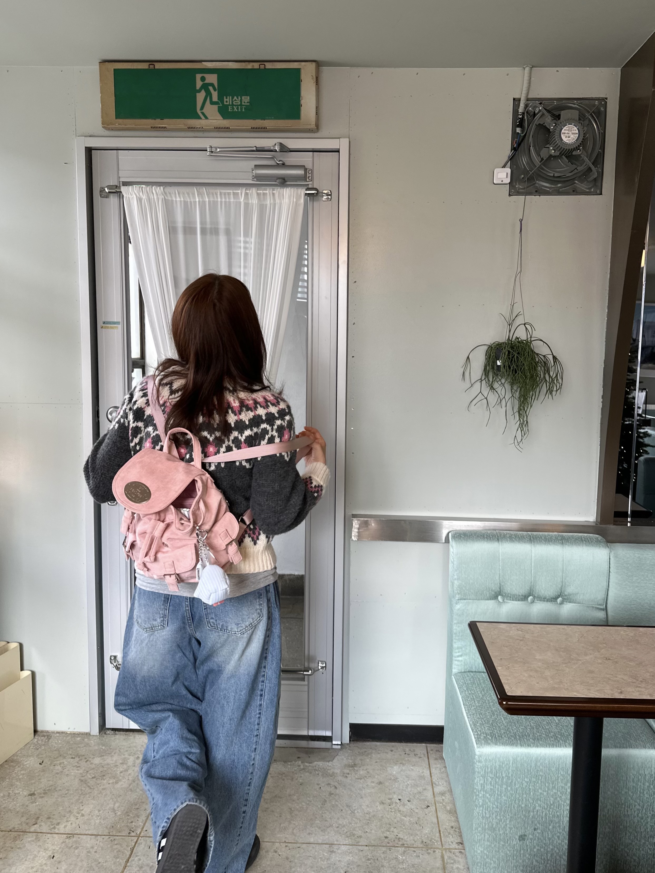 LOTS YOU Nostalgia Chubby Backpack Brown, [예약 배송] LOTS YOU Nostalgia Chubby Backpack Pink 착용 스타일 - 1