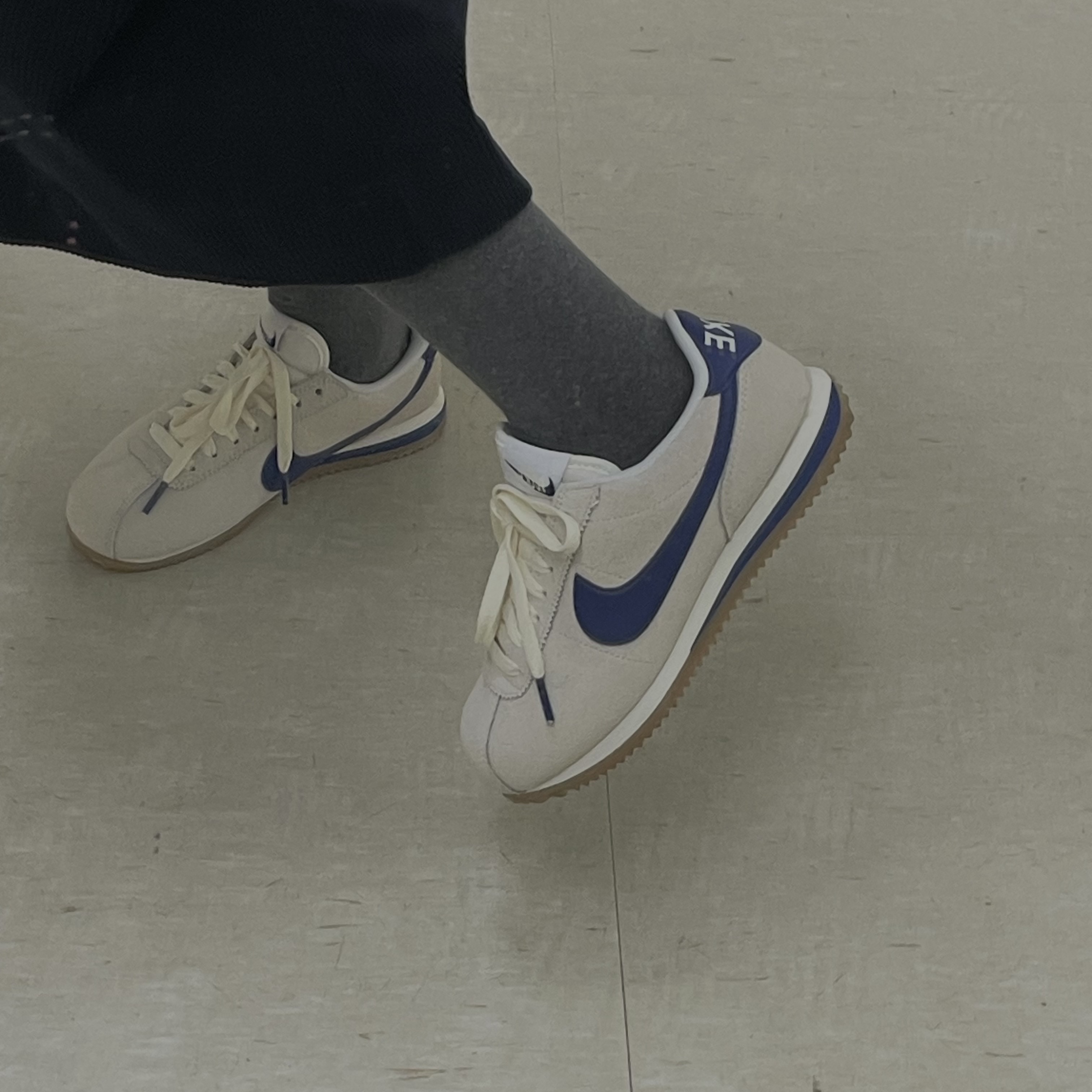(W) Nike Cortez Athletic Department Pale Ivory Deep Royal Blue 착용 스타일