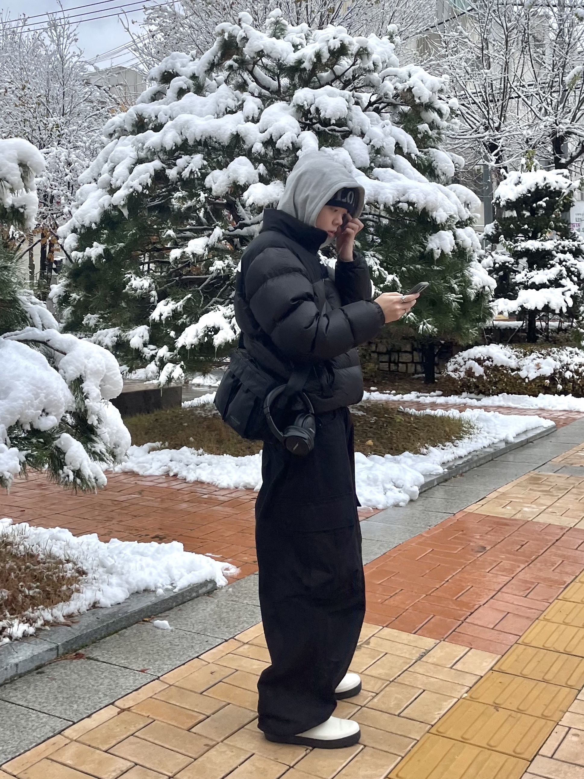 Moonstar 810s ET027 Marke Modi White, BOSE QC45 Triple Black (Korean Ver.) 착용 스타일 - 3