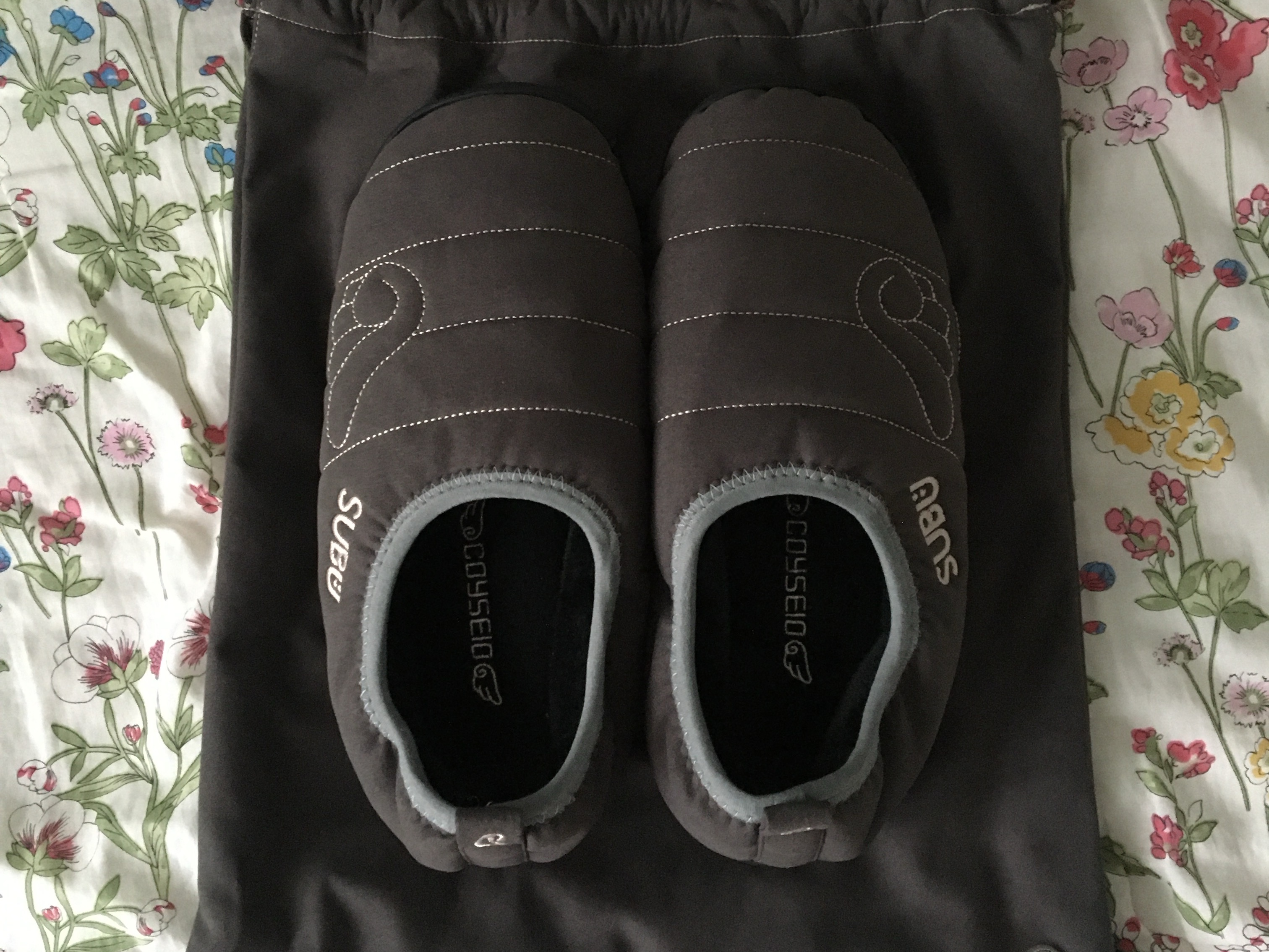 Subu x Coyseio Angel Wing Padding Shoes Charcoal 착용 스타일 - 2