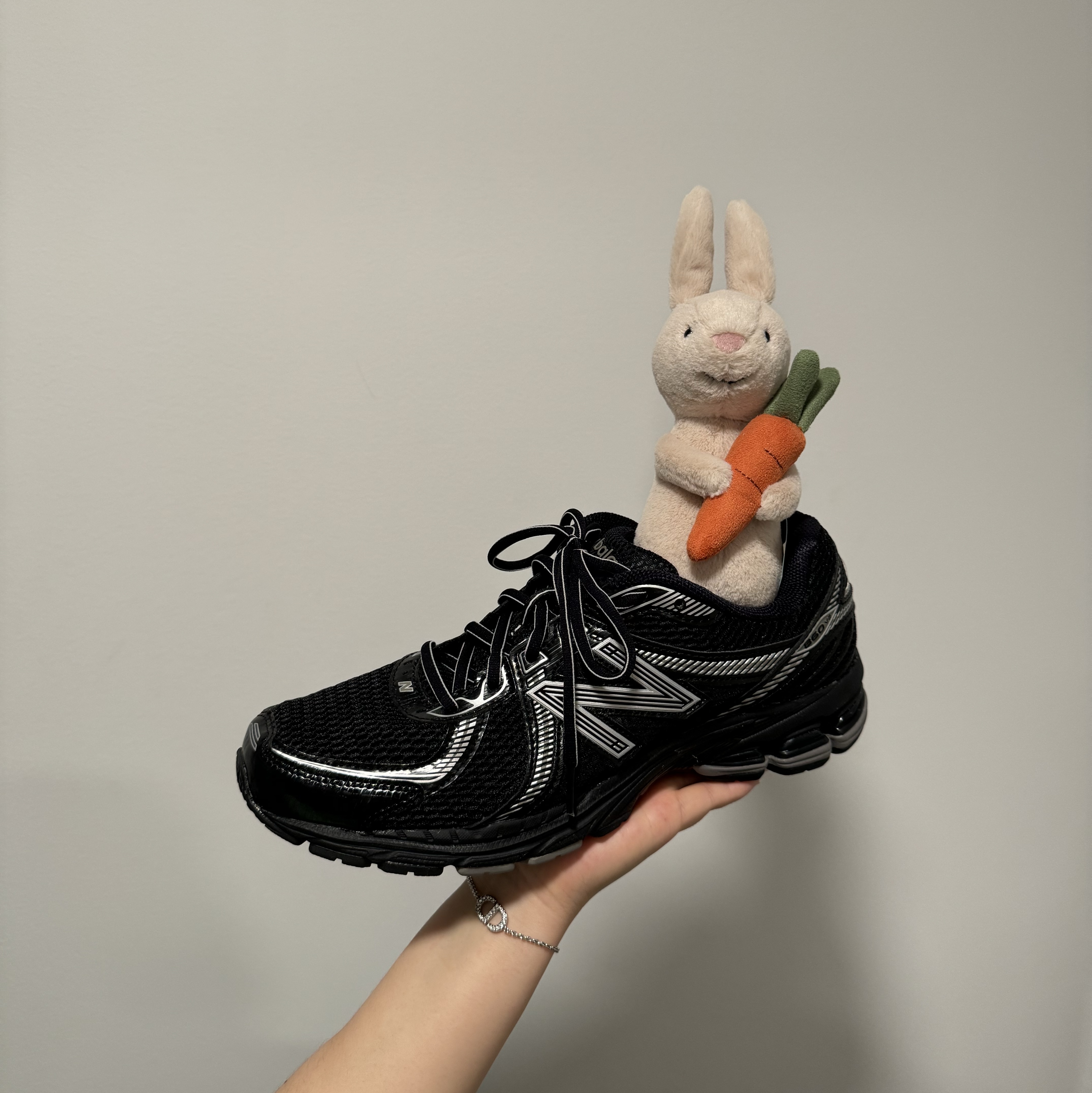 New Balance 860v2 Black Grey 착용 스타일