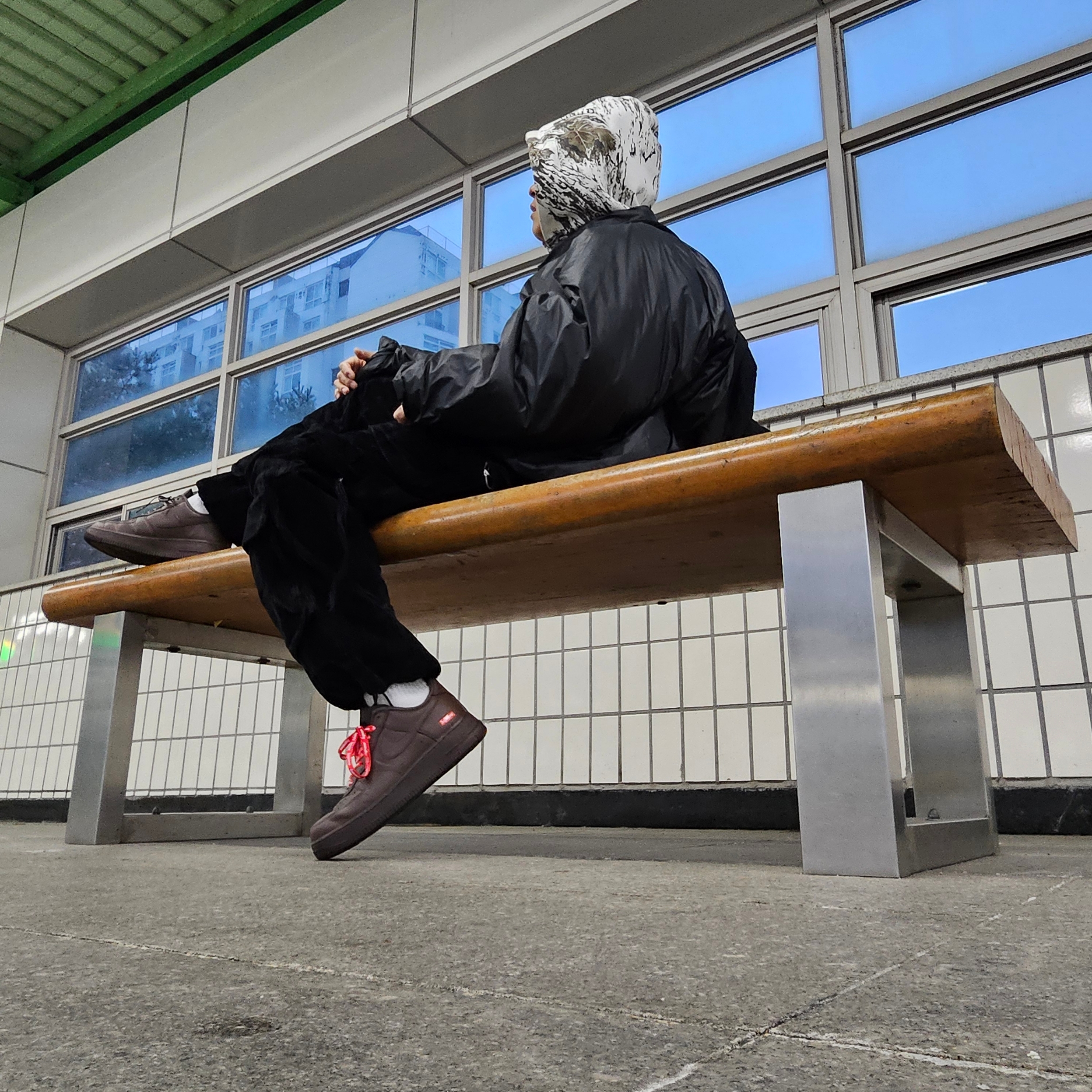 Nike x Supreme Air Force 1 Low Baroque Brown, Yeezy Gap Engineered By Balenciaga Mock Neck Pullover Puffer Black 착용 스타일 - 3