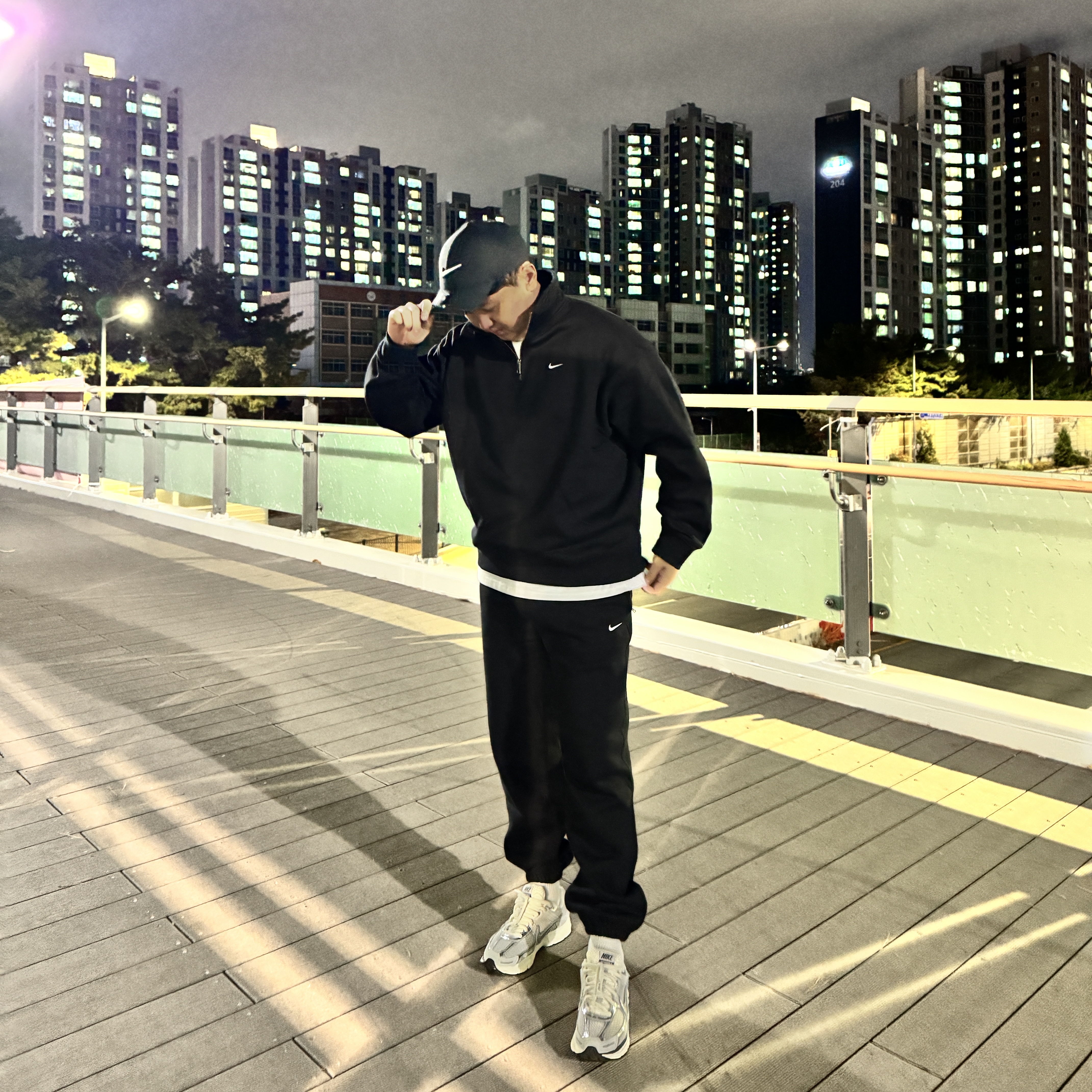 (W) Nike NRG Solo Swoosh Fleece Pants Black White - Asia, Nike NRG Solo Swoosh Heavy Weight BB Quarter Zip Top Black - Asia 착용 스타일 - 3