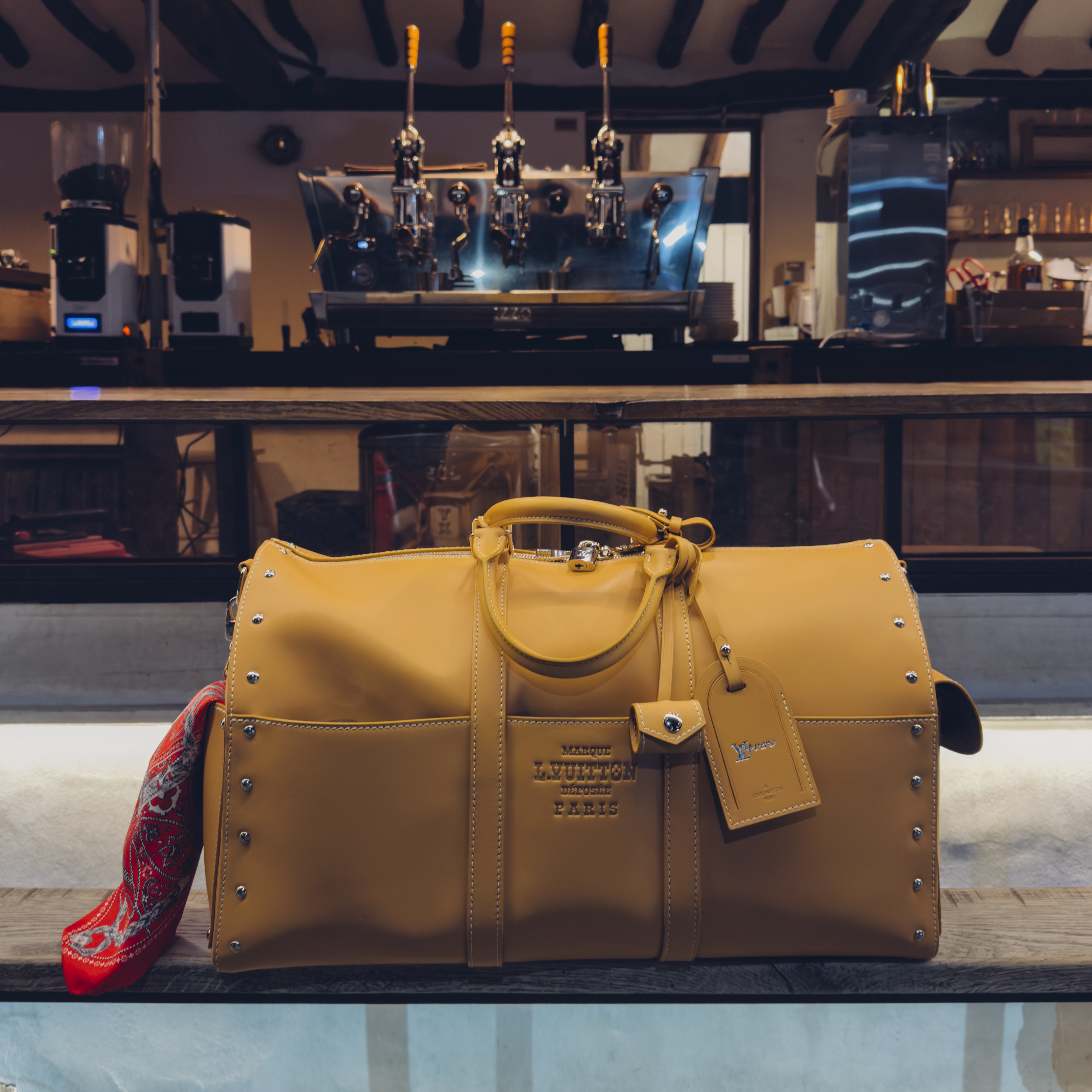 Louis Vuitton Keepall Bandouliere 50 Natural Tan 착용 스타일 - 1