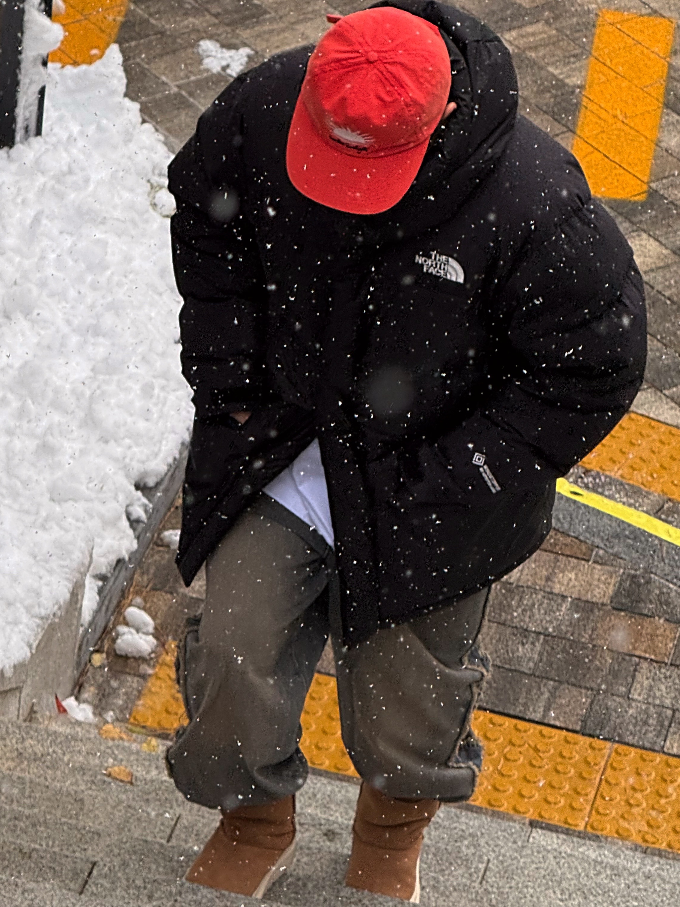 The North Face Him Down Parka Black, UGG Classic Short Weather Hybrid Black Black 착용 스타일 - 2