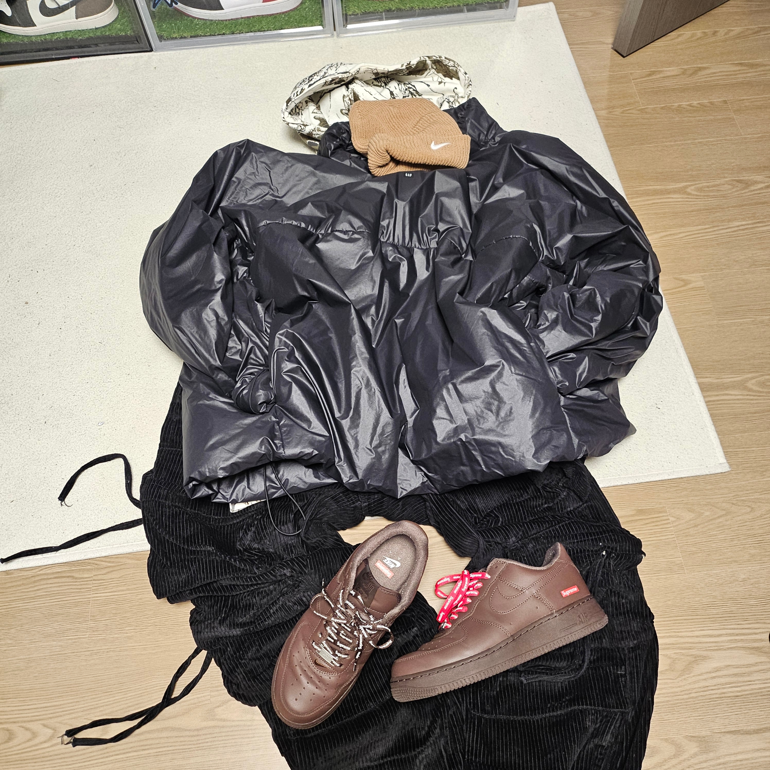 Nike x Supreme Air Force 1 Low Baroque Brown, Yeezy Gap Engineered By Balenciaga Mock Neck Pullover Puffer Black 착용 스타일 - 5