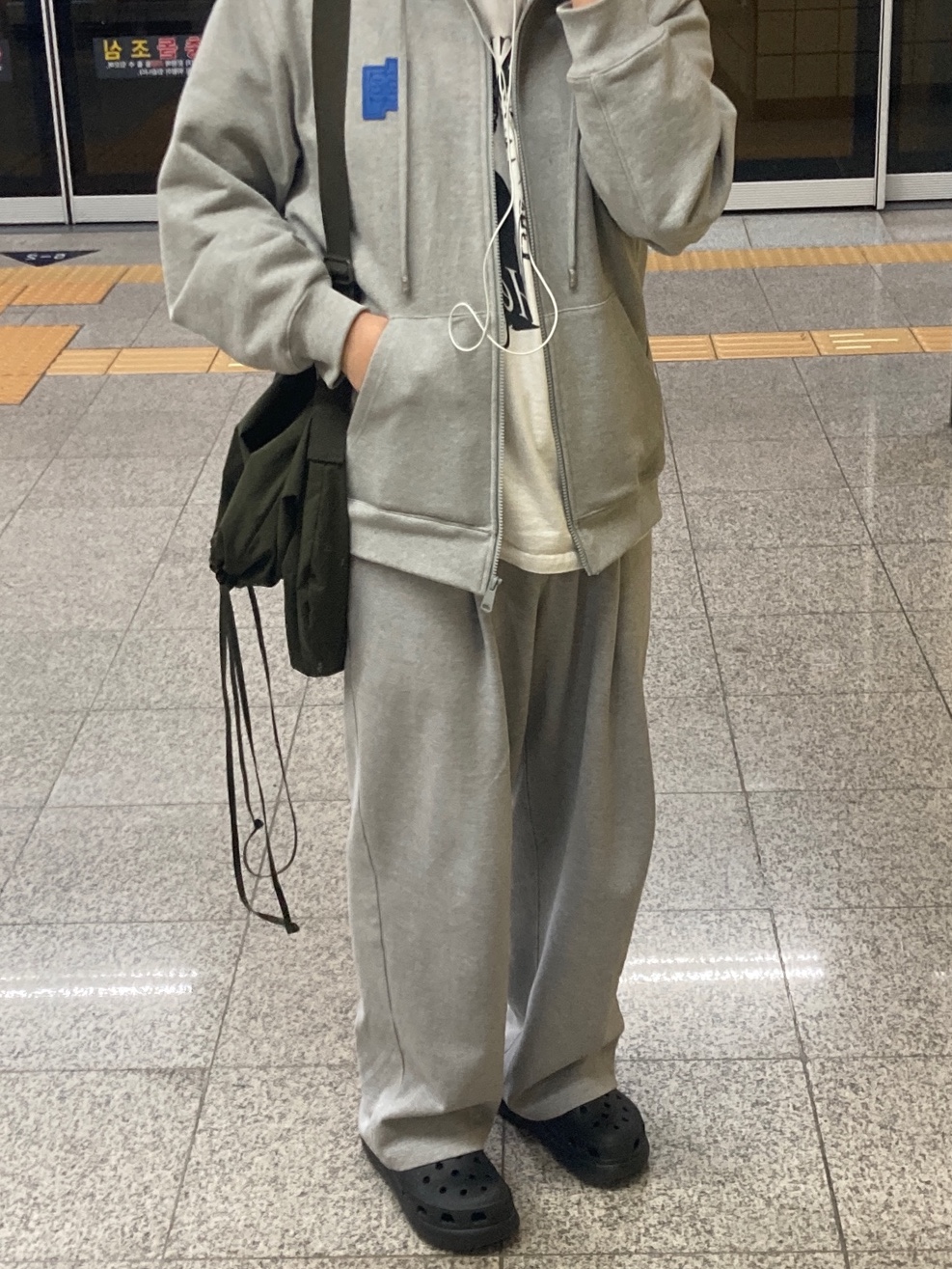 Uniqlo U Drawstring Shoulder Bag Olive, Crocs Classic Crush Clog Black 착용 스타일