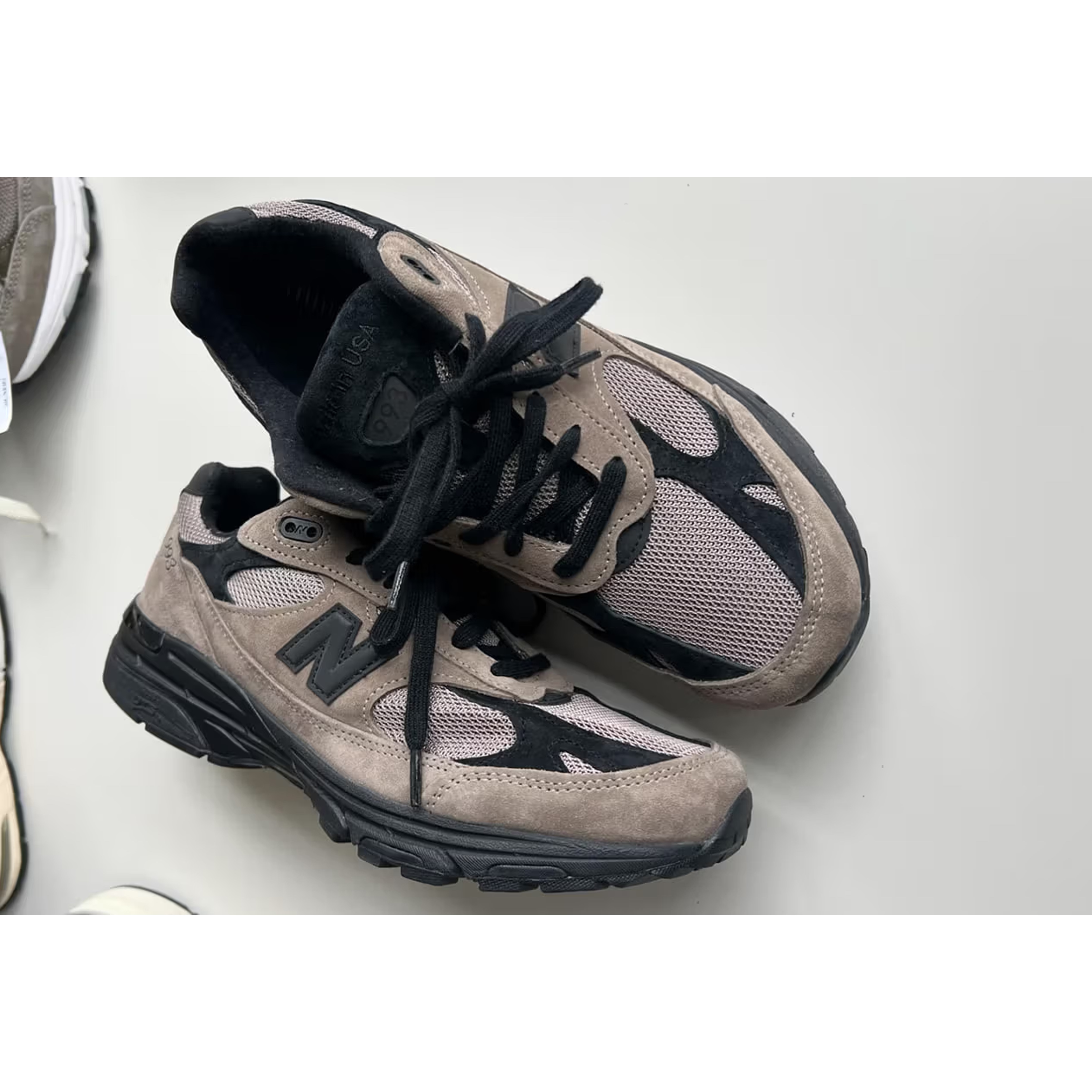 New Balance x JJJJound 993 Made in USA Mushroom White, New Balance x JJJJound 993 Made in USA Military Urban Grey Black 착용 스타일 - 3