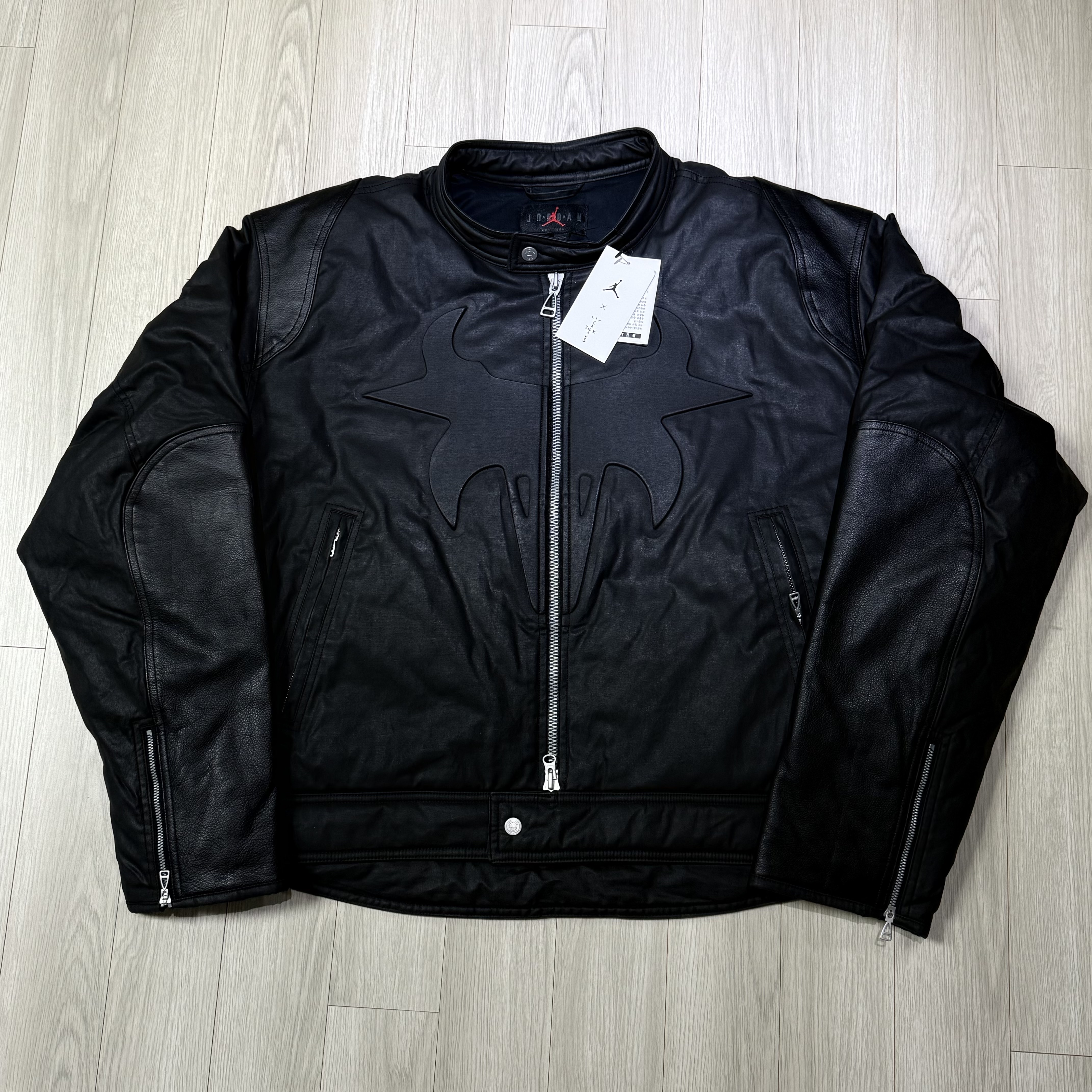 Jordan x Travis Scott Waxed Jacket Black (DZ5474-010) 착용 스타일 - 1