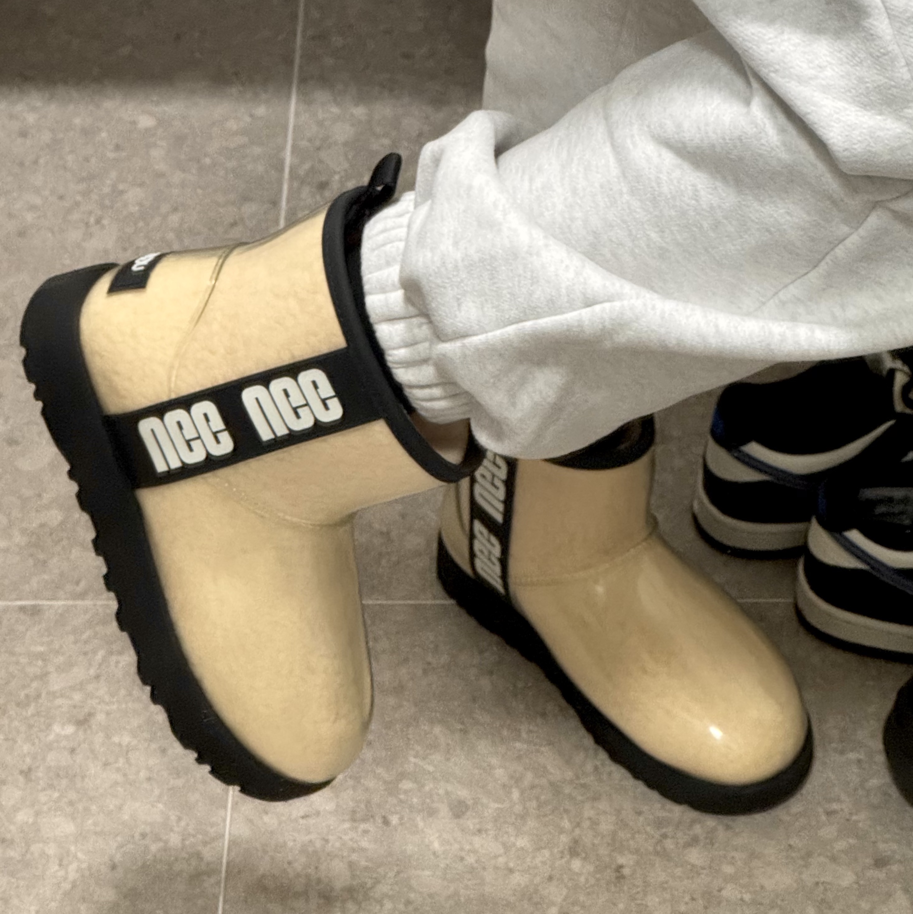 (W) UGG Classic Clear Mini Boots Natural Black 착용 스타일