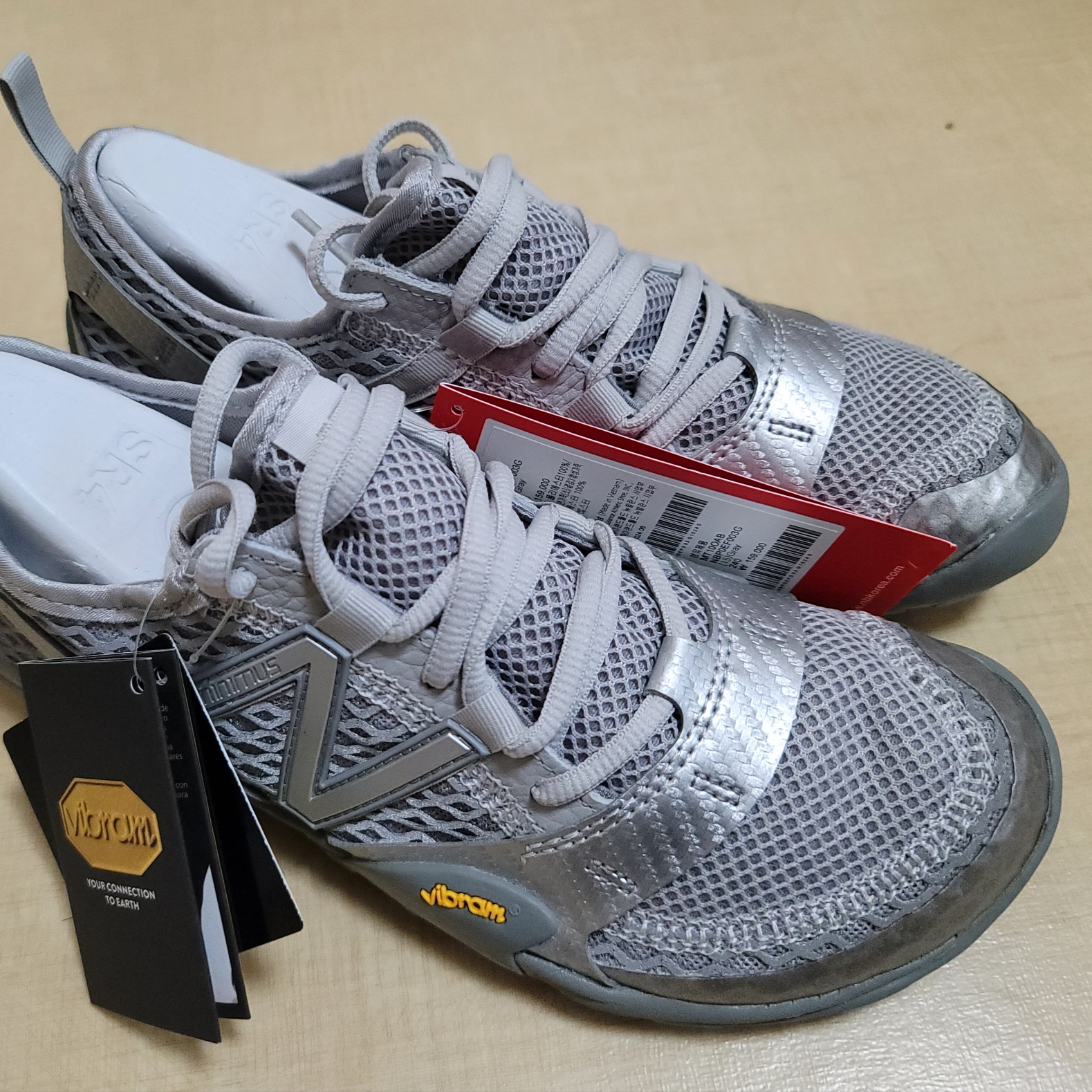 New Balance Minimus MT10O Slate Grey Silver Metallic 착용 스타일 - 2