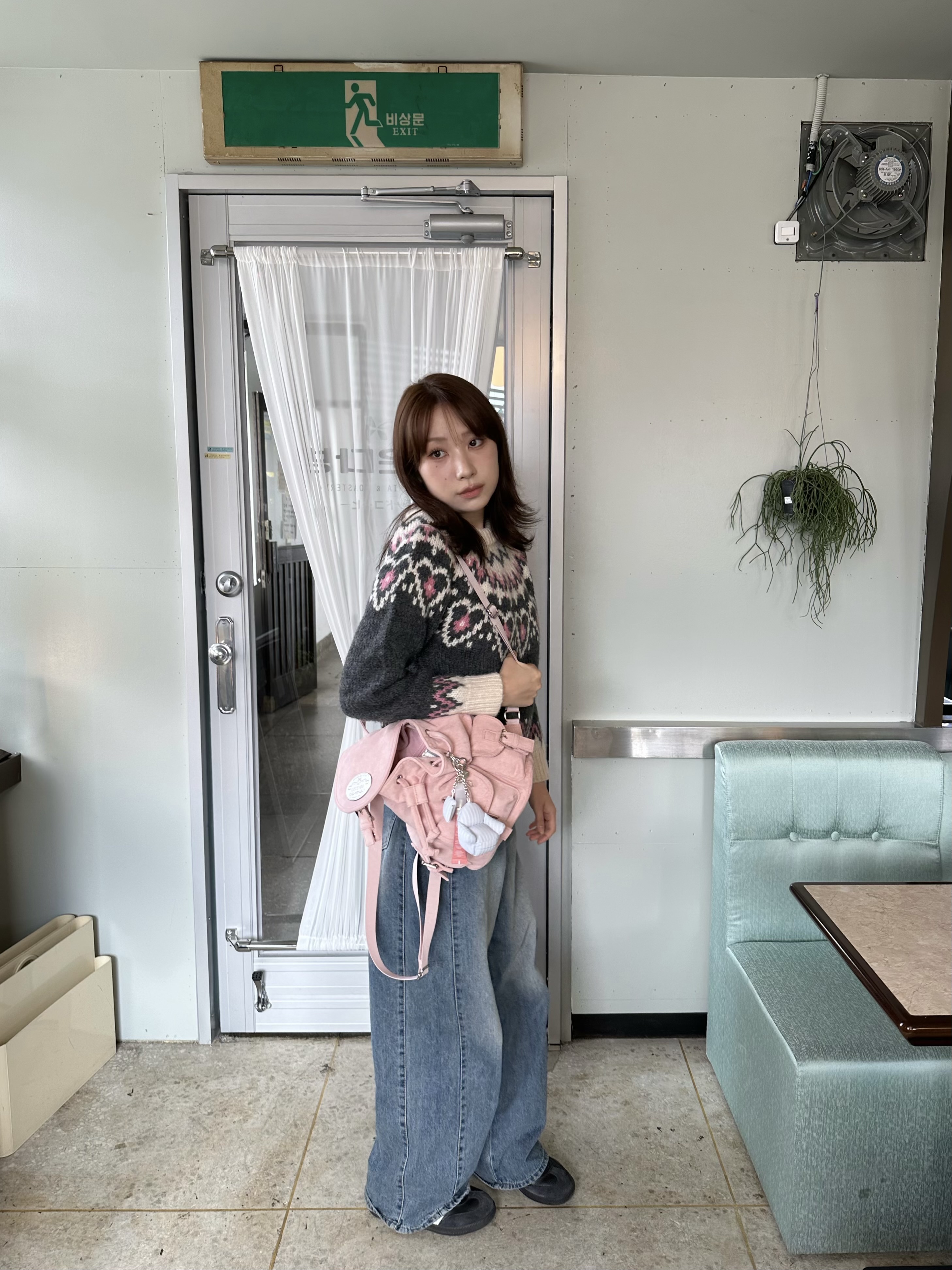 LOTS YOU Nostalgia Chubby Backpack Brown, [예약 배송] LOTS YOU Nostalgia Chubby Backpack Pink 착용 스타일 - 2