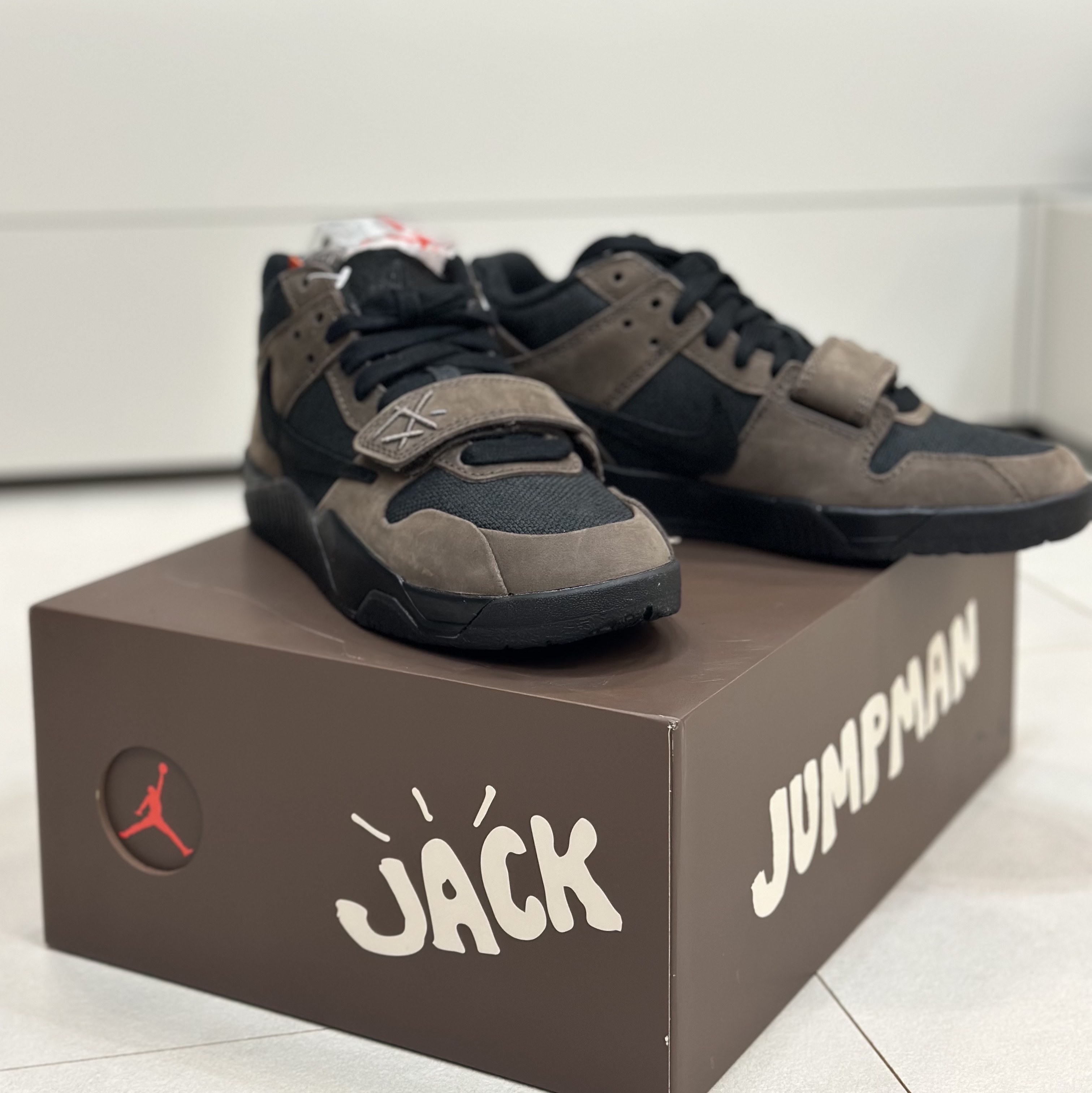 Jordan x Travis Scott Jumpman Jack TR Black and Dark Mocha 착용 스타일 - 4