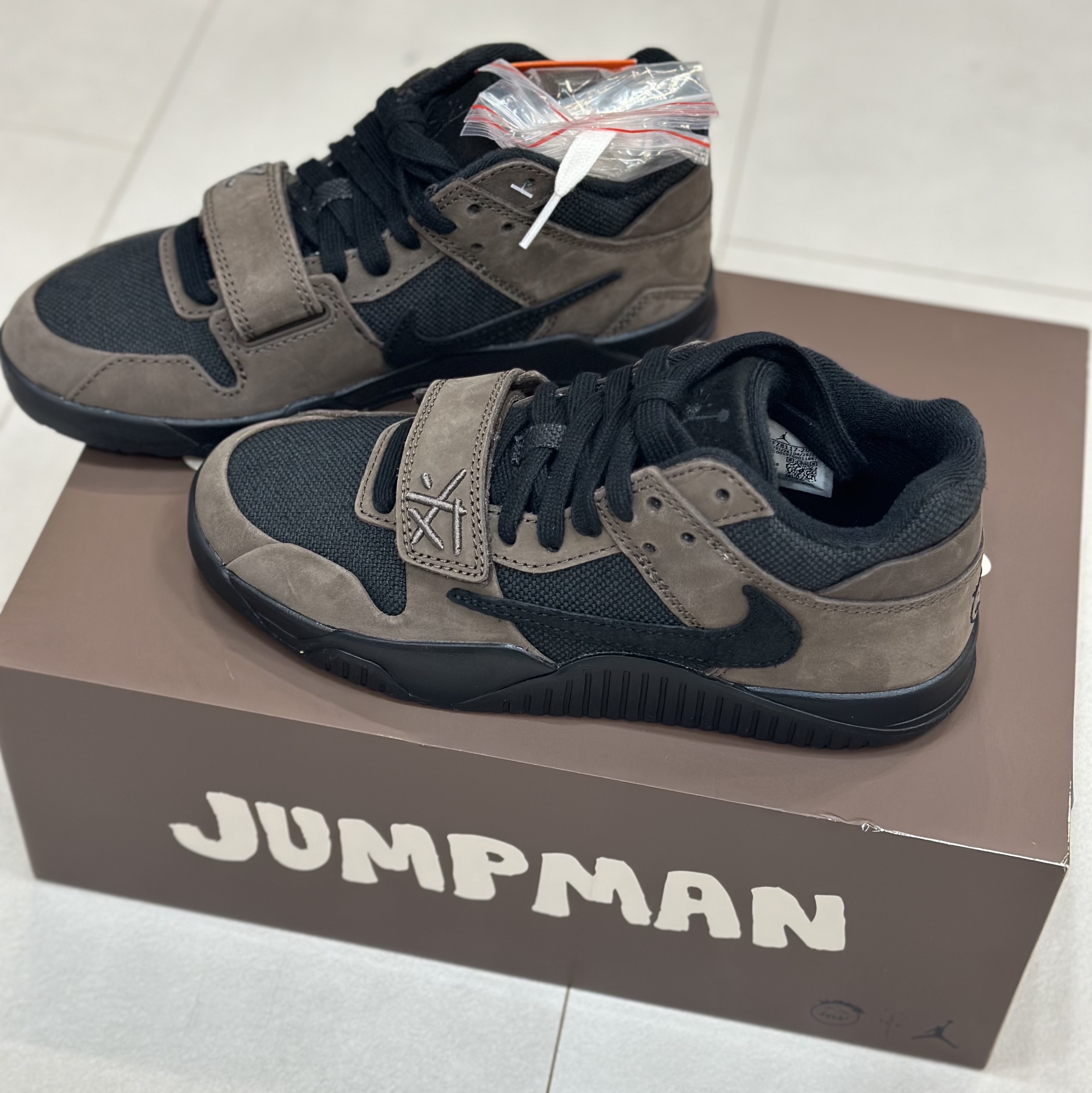 Jordan x Travis Scott Jumpman Jack TR Black and Dark Mocha 착용 스타일 - 2