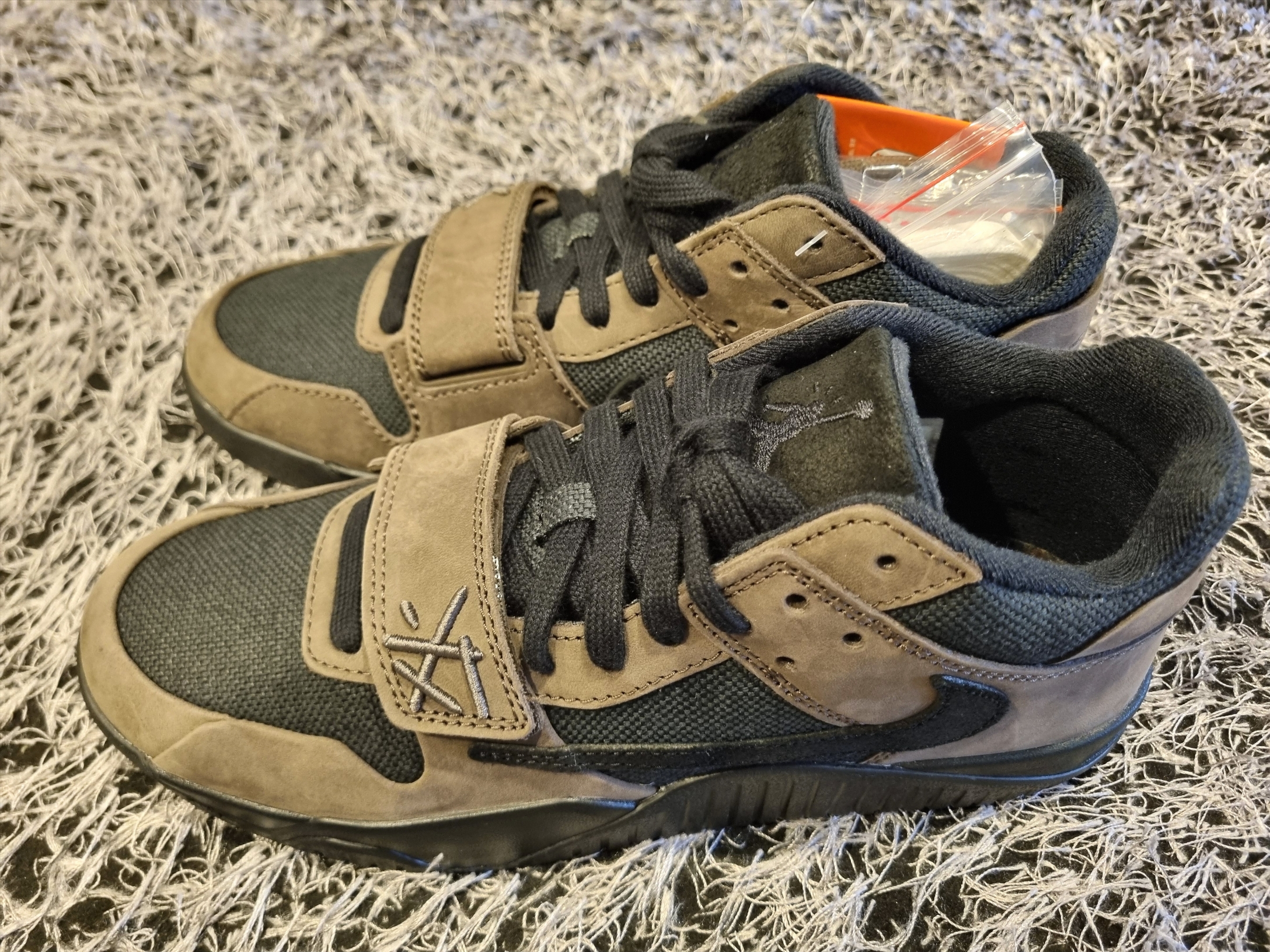 Jordan x Travis Scott Jumpman Jack TR Black and Dark Mocha 착용 스타일 - 1