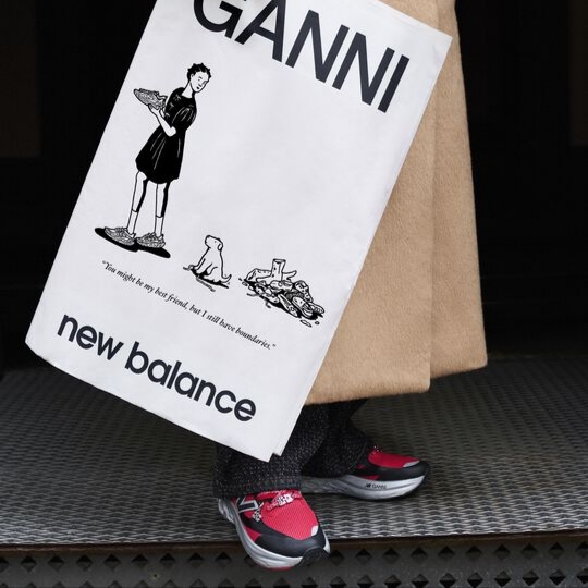 New Balance x Ganni Fresh Foam Silver Metallic Gray Quill 착용 스타일