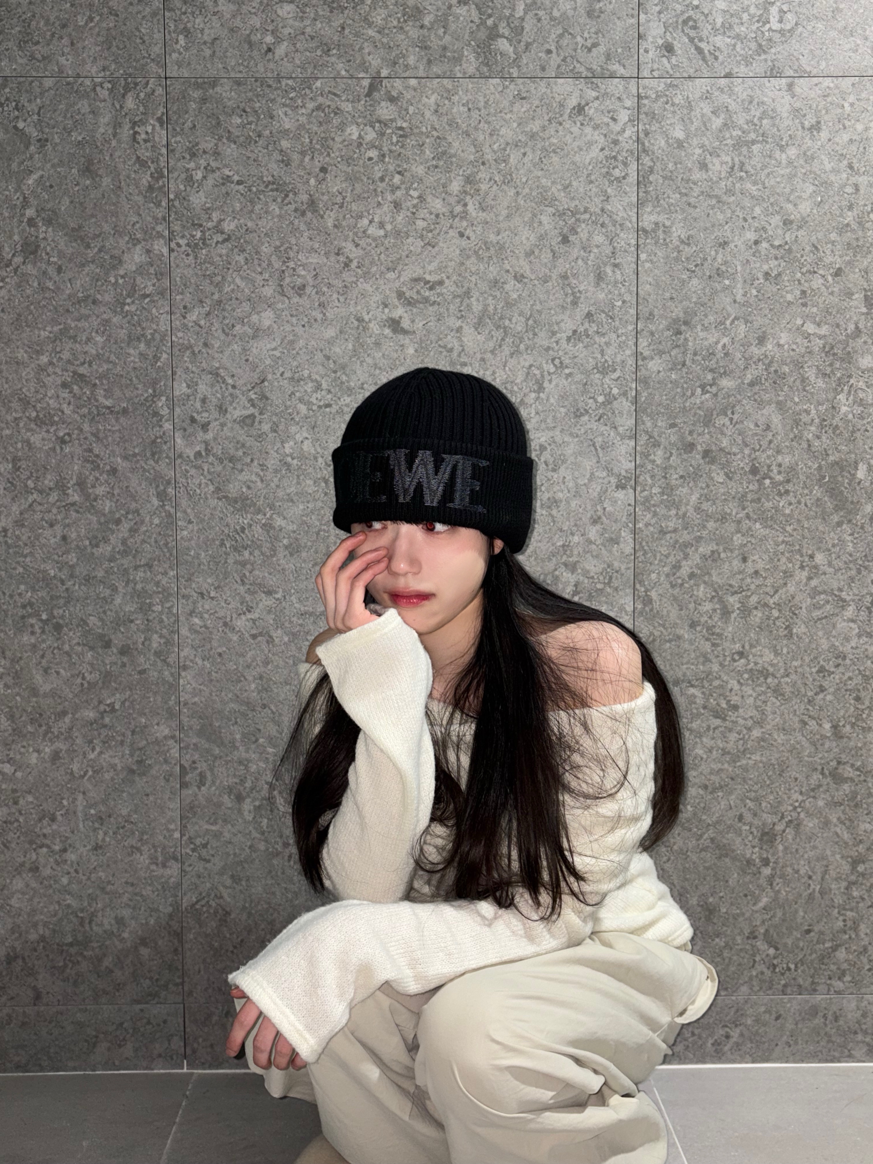 Loewe Wool Beanie Beige 착용 스타일