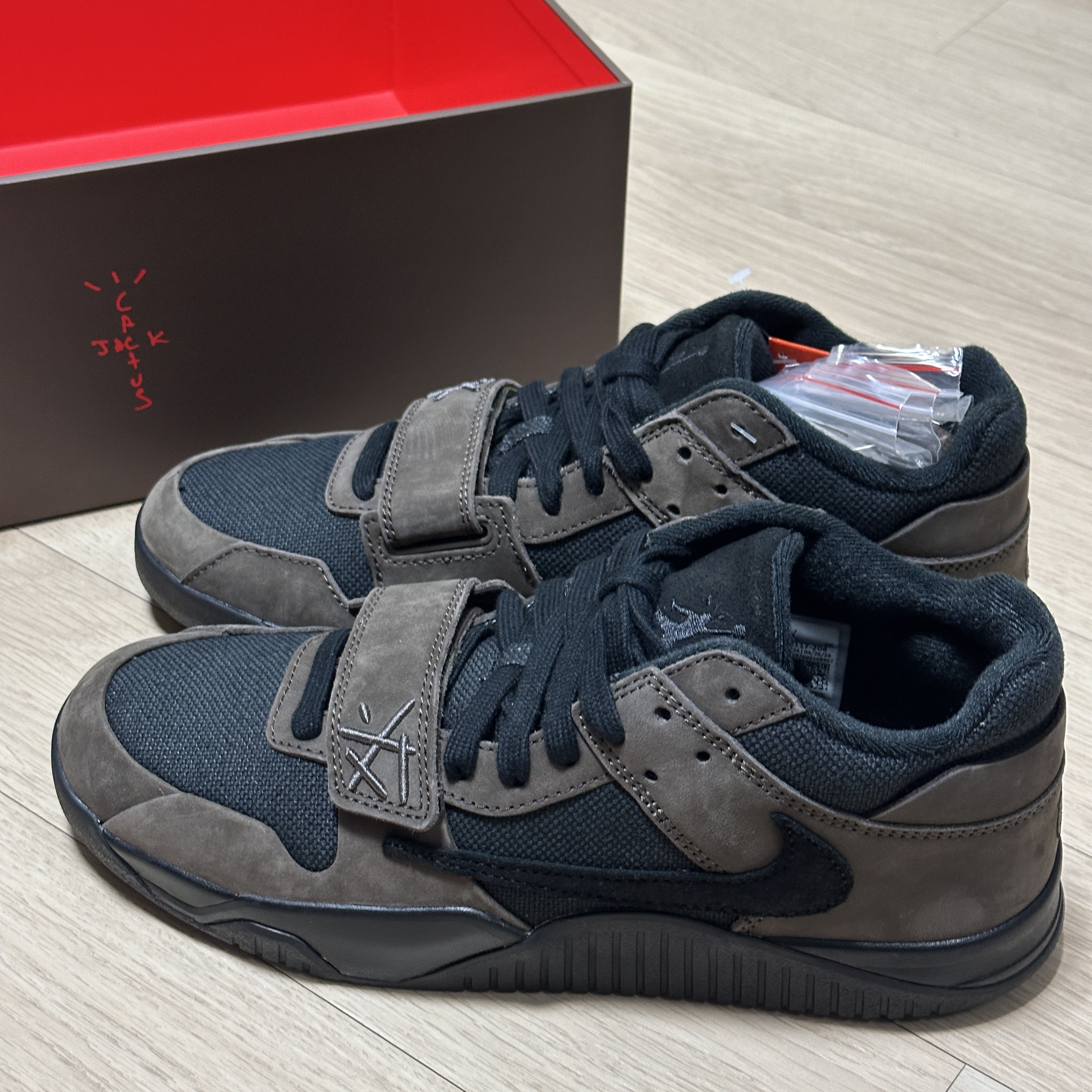 Jordan x Travis Scott Jumpman Jack TR Black and Dark Mocha 착용 스타일 - 1