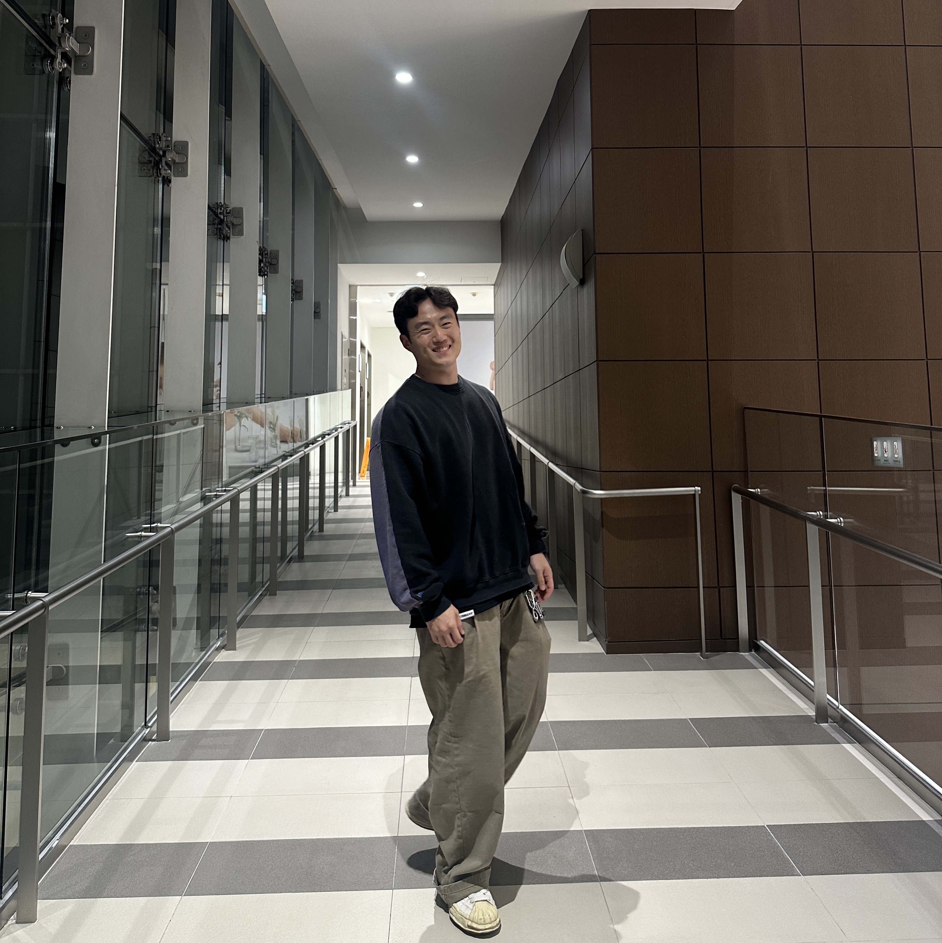 Kapital 2 Tone Big Fleece Sweatshirt Black Purple, Maison Mihara Yasuhiro Blakey VL OG Sole Canvas Low-top Sneakers White 착용 스타일 - 3