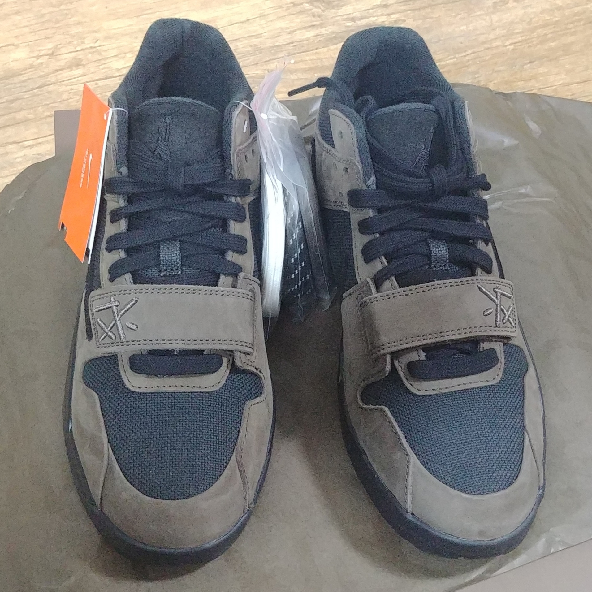 Jordan x Travis Scott Jumpman Jack TR Black and Dark Mocha 착용 스타일 - 3