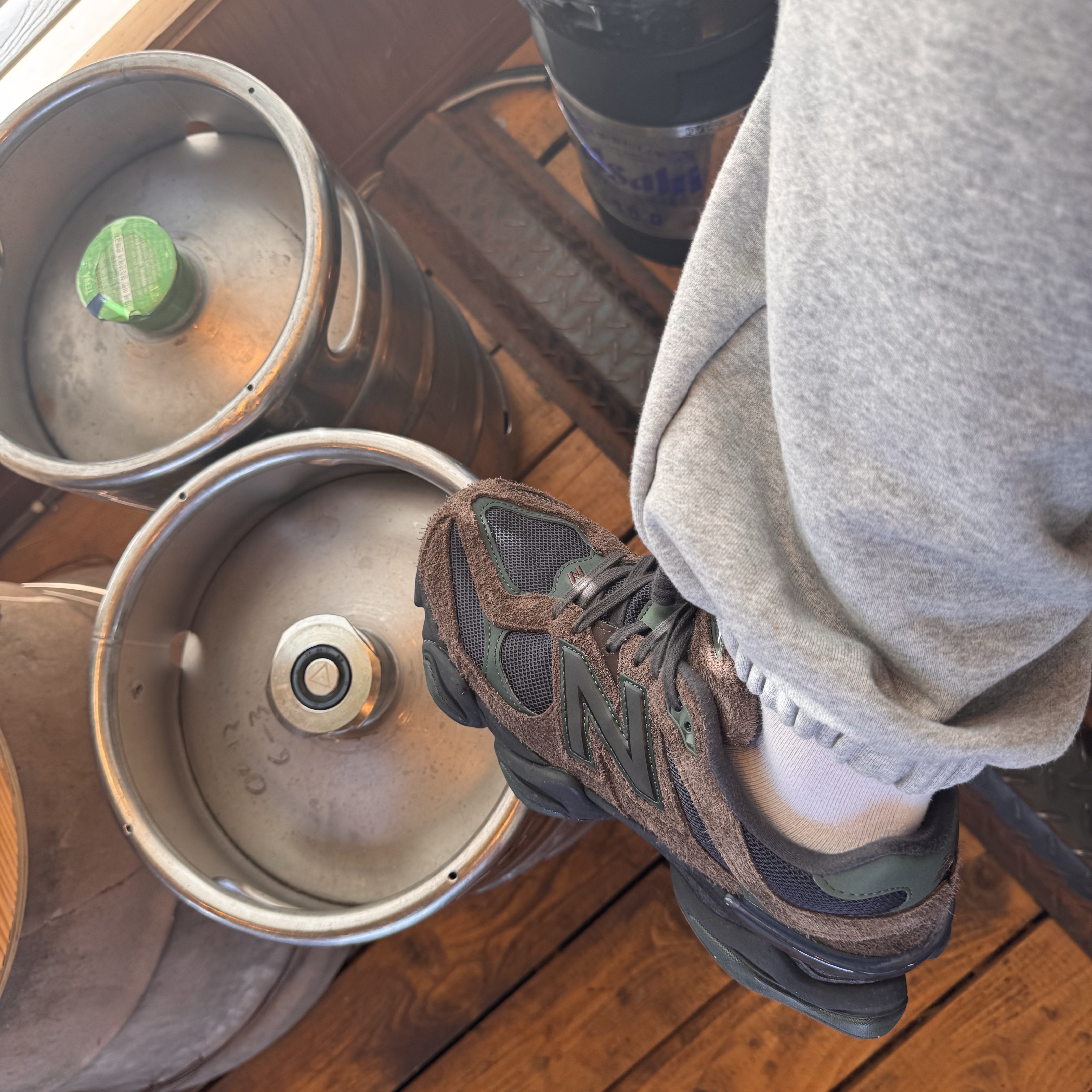 New Balance 9060 Rich Earth Outerspace 착용 스타일