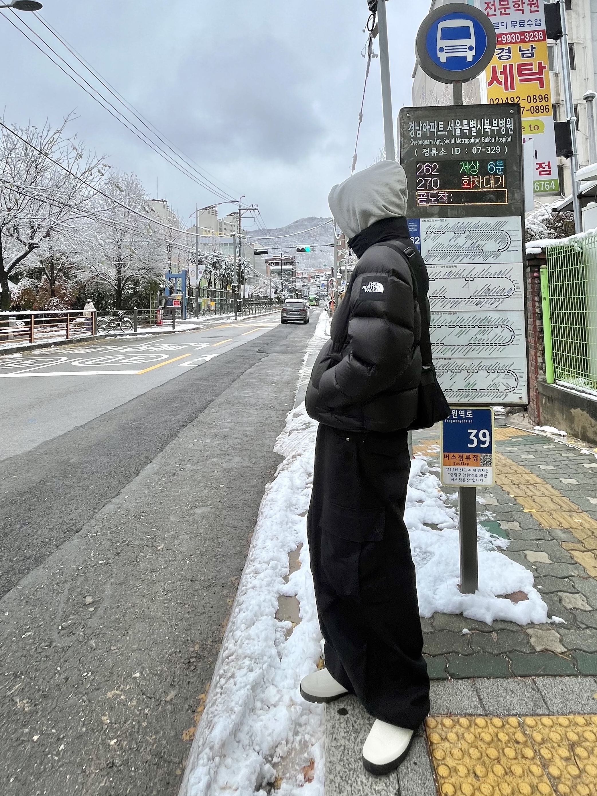 Moonstar 810s ET027 Marke Modi White, BOSE QC45 Triple Black (Korean Ver.) 착용 스타일 - 1