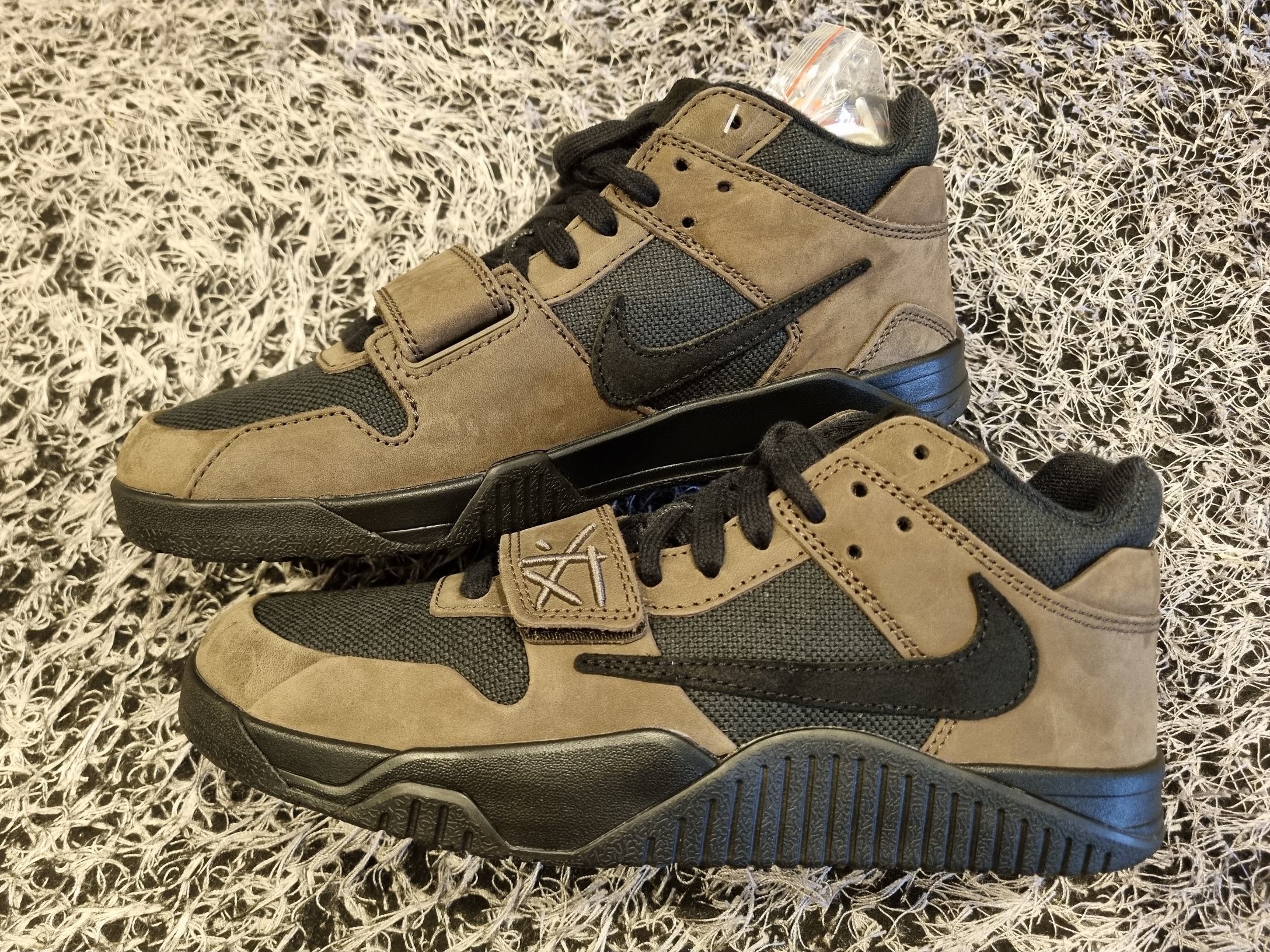 Jordan x Travis Scott Jumpman Jack TR Black and Dark Mocha 착용 스타일 - 3