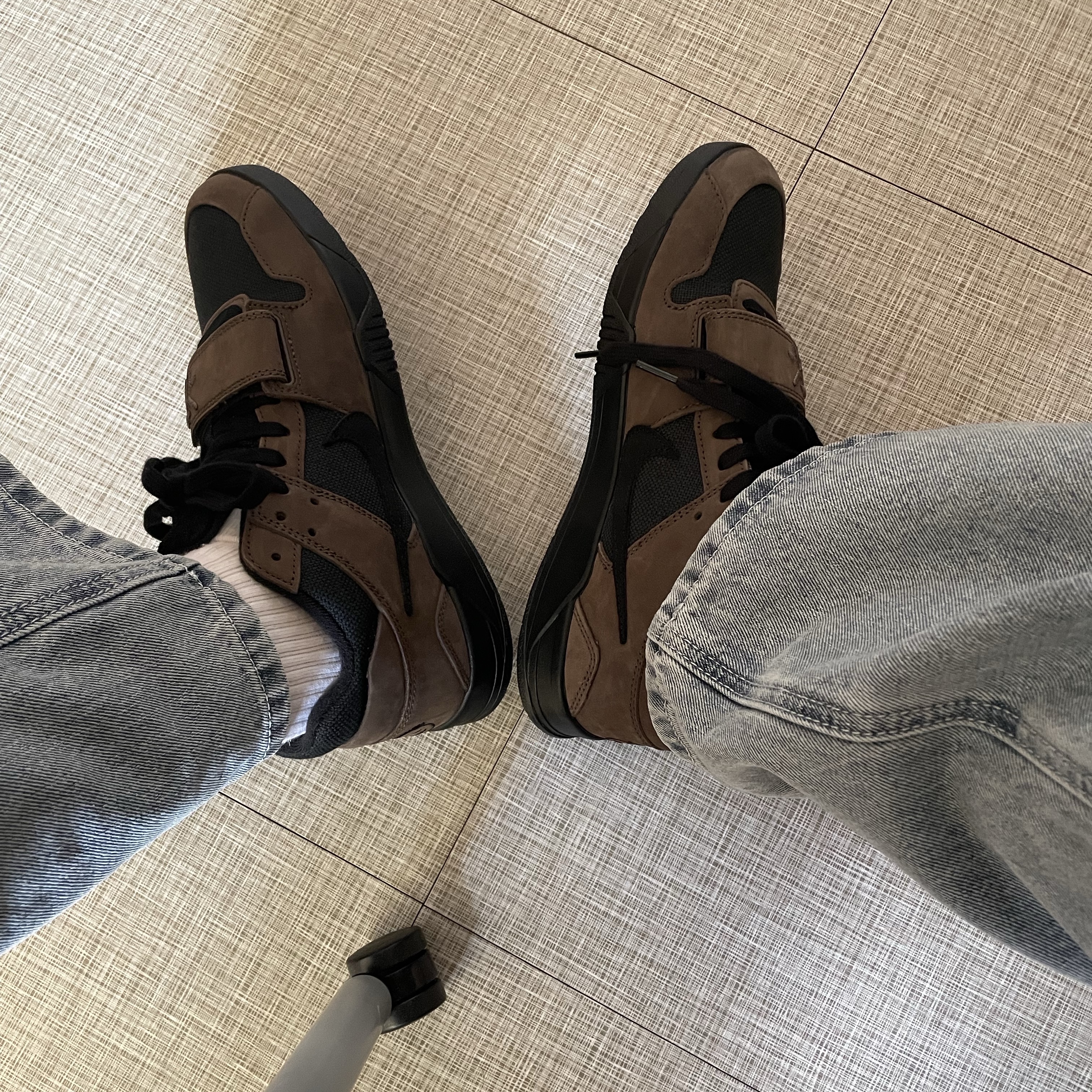 Jordan x Travis Scott Jumpman Jack TR Black and Dark Mocha 착용 스타일