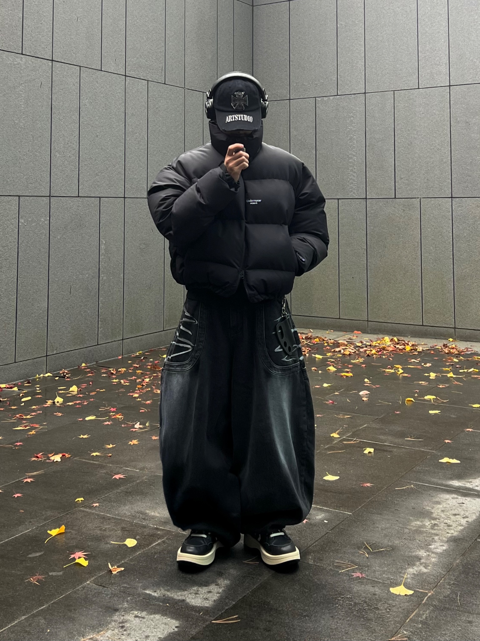 Undermycar Mu.15 Anti Fxxking Logo Play Triple Logo Crop Padding Jacket Black 착용 스타일 - 1