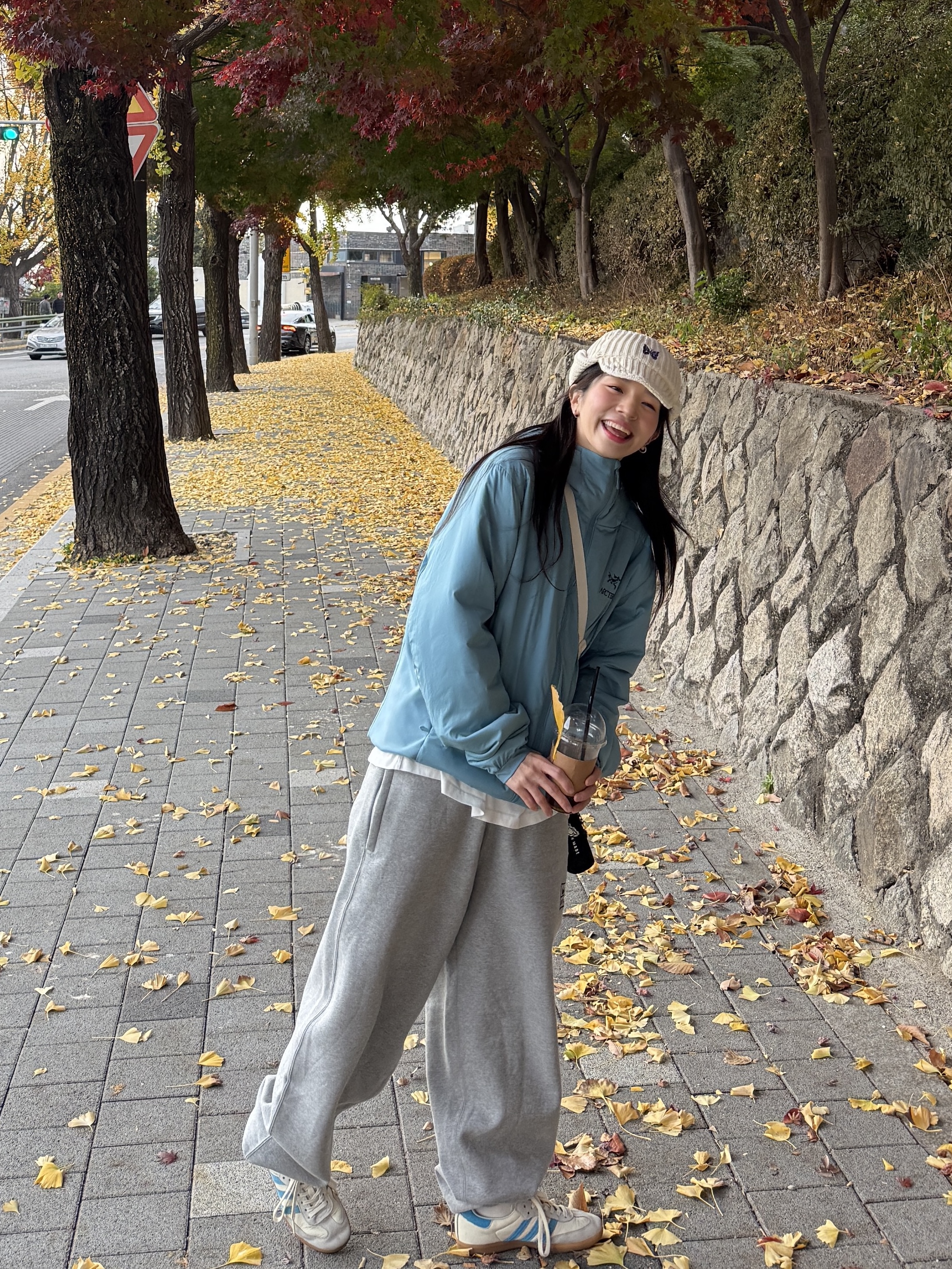 Adidas x Sporty & Rich Samba Cream Blue, Arc'teryx Atom LT Hoody Solace 착용 스타일 - 1