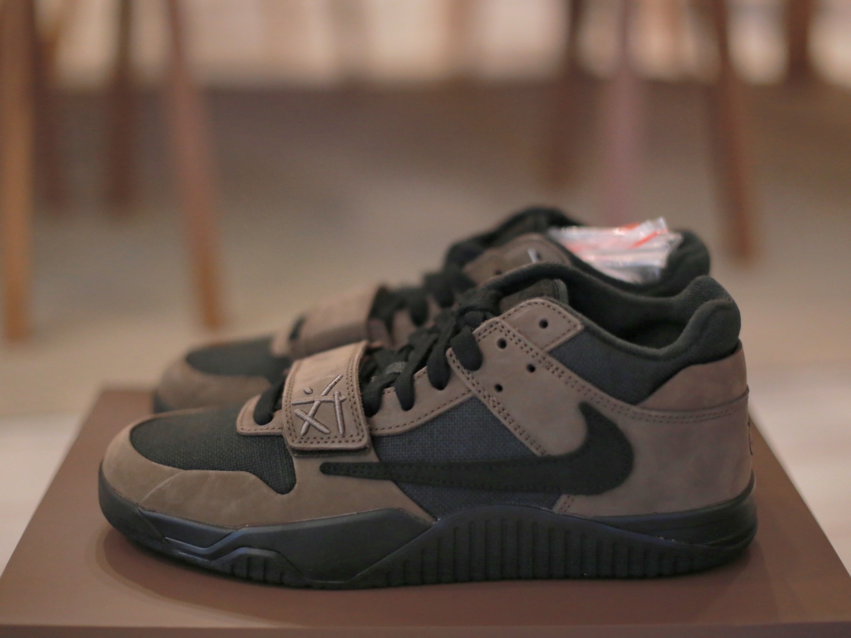 Jordan x Travis Scott Jumpman Jack TR Black and Dark Mocha 착용 스타일 - 1