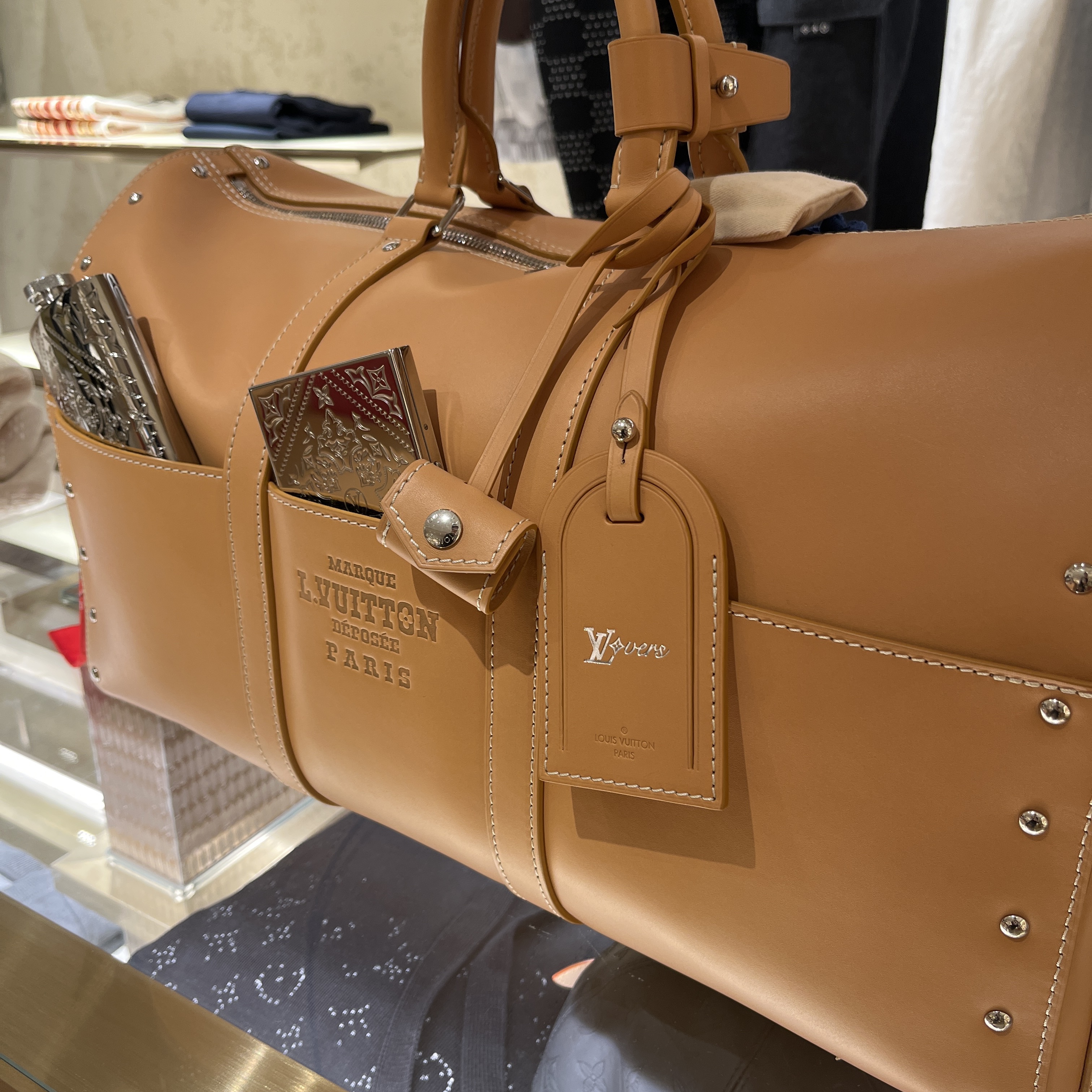 Louis Vuitton Keepall Bandouliere 50 Natural Tan 착용 스타일 - 3