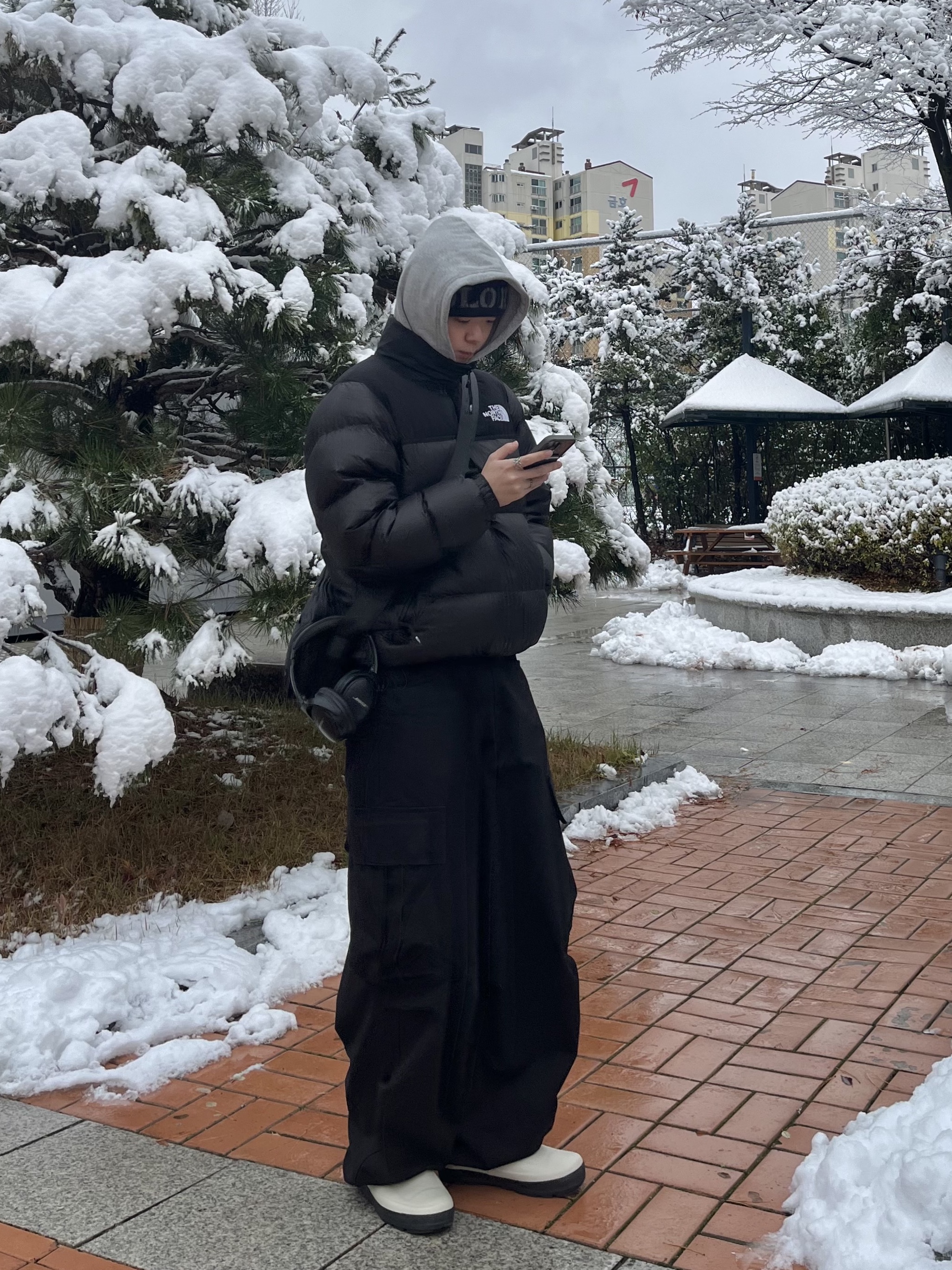 Moonstar 810s ET027 Marke Modi White, BOSE QC45 Triple Black (Korean Ver.) 착용 스타일 - 5