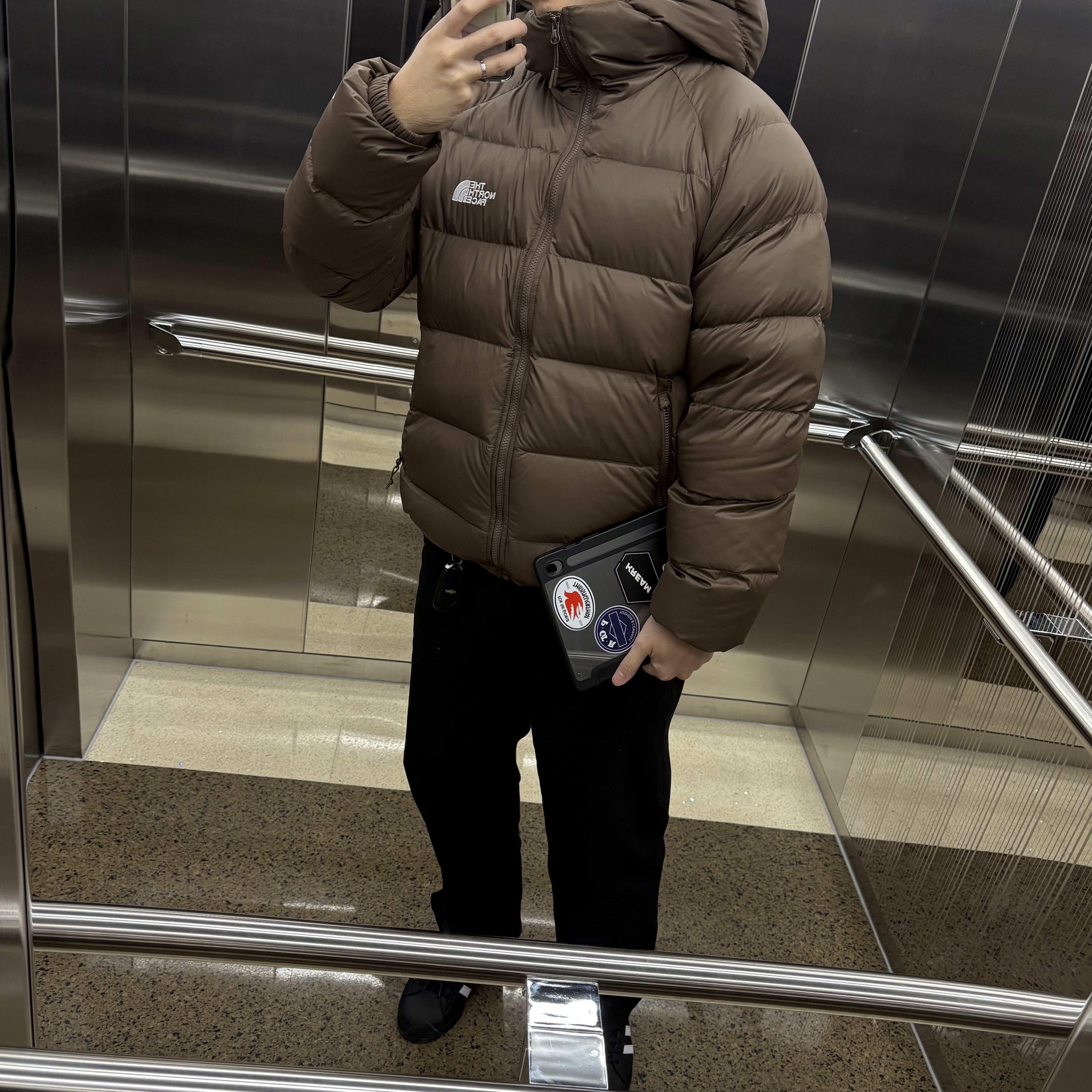 The North Face 1996 Retro Nuptse Jacket Dark Oak, Adidas Superstar Core Black White 착용 스타일