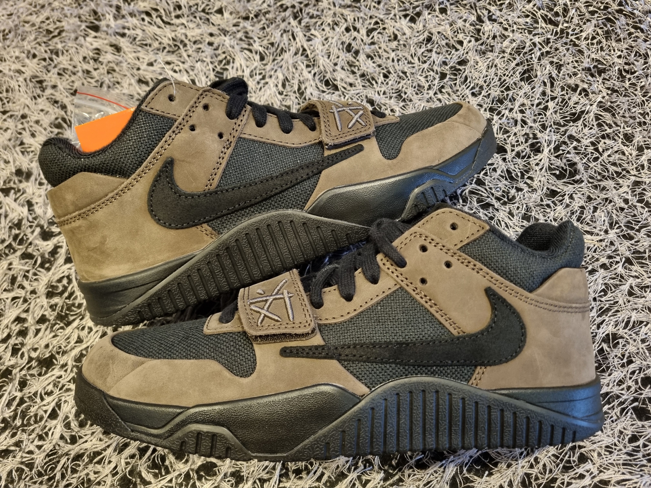 Jordan x Travis Scott Jumpman Jack TR Black and Dark Mocha 착용 스타일 - 2